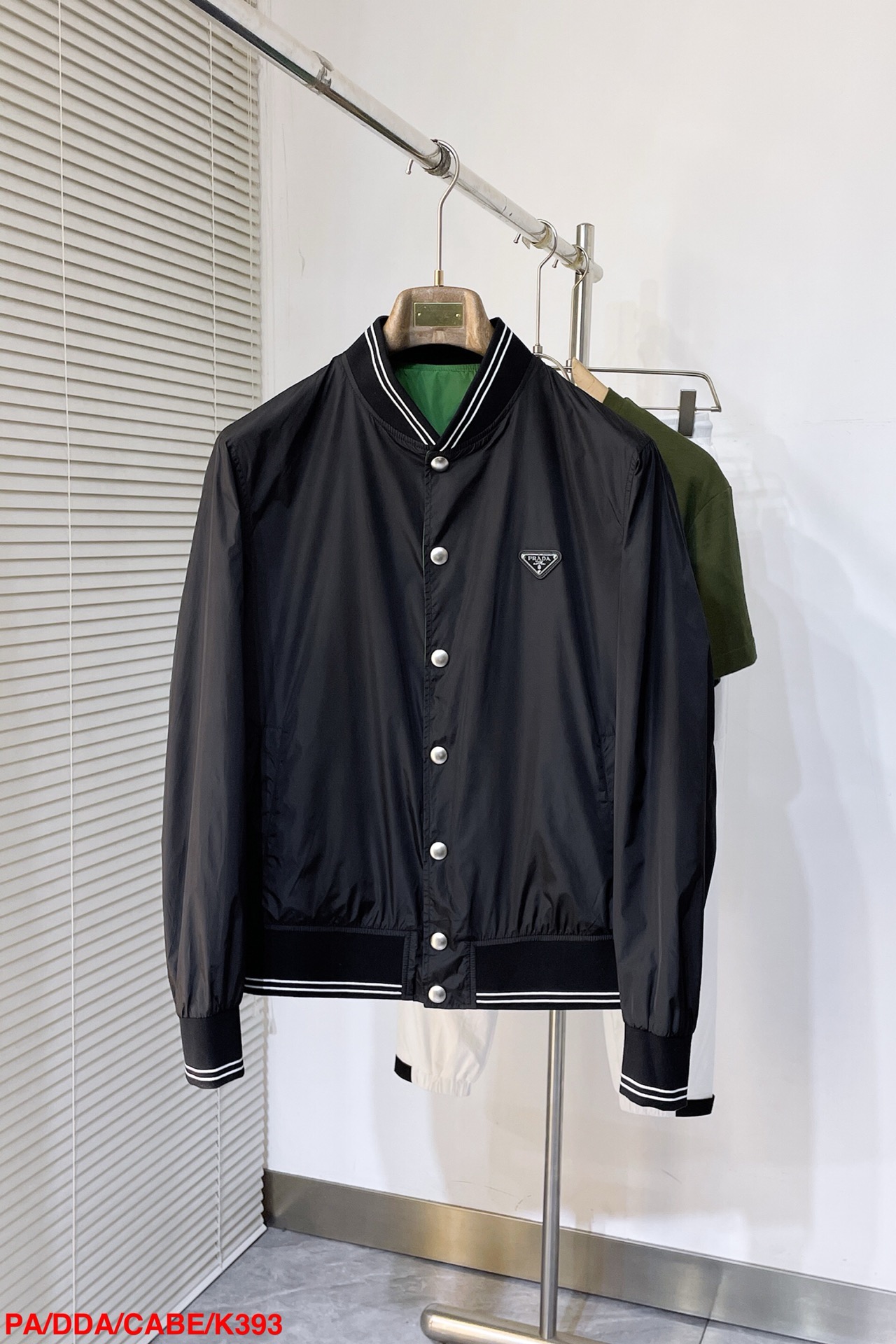 NO:140626,Prada double-sided wear, 2025 spring new jacket jacket, the new product on the show is perfect, comfortable and warm, the three-standard complete colors and full and attractive, and the very outstanding design easily advances the sense of fashion, the workmanship is extremely exquisite and rigorous, and the wiring is neat and meticulous!  A masterpiece of a big-name designer!  The upper body doesn't look bloated and super handsome!  Spot code M ~ XXXL,,prada,jackets & coats,jackets & coats,alexander wang19860909普拉达 双面穿,2025春季新款夹克外套,秀场新品品相非常完美,舒适保暖,三标齐全色泽饱满诱人,非常出彩的设计,轻松将时髦感进阶,做工极为考究严谨,走线工整细致！大牌设计师巨作！上身不显臃肿、超级帅气！现货码数M ～ XXXL,,prada,jackets & coats,jackets & coats,alexander wang,Men's clothing