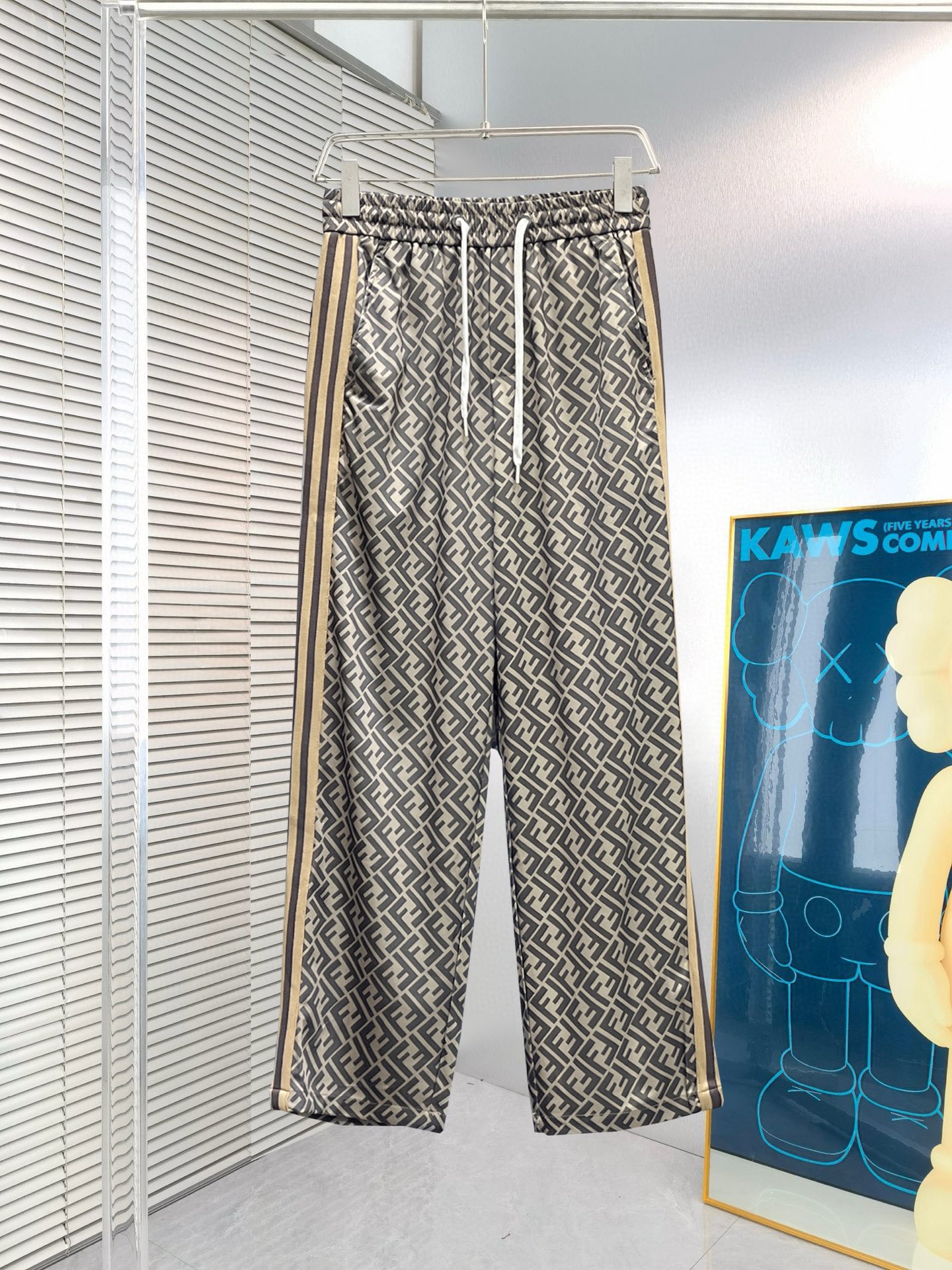NO:135979,Fendi Spring 2025 new casual pants! The official website is released simultaneously. The brand's classic LOGO casual pants, customized fabric, excellent comfort and strong hand touch. The work is extremely sensitive and the perfect quality craftsmanship. Size M-3XL, fendi, alexander wang19860909芬迪 2025春季新款休闲裤！官网同步发售.品牌经典LOGO休闲裤,定制面料,舒适度极好,手触感 烈.辦识度极高,完美品相工艺.尺码M-3XL,,fendi,alexander wang,Men's clothing