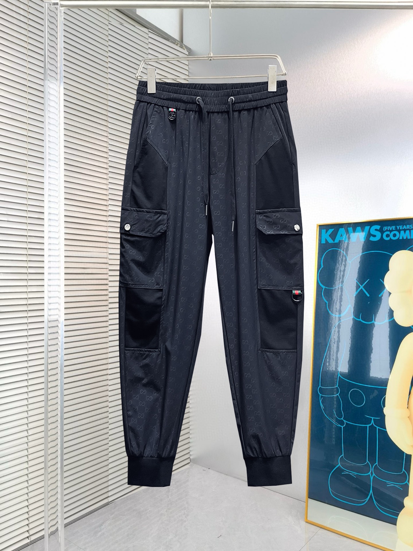 NO:135981,Guqi New spring 2025 casual pants! The official website is released simultaneously. The brand's classic LOGO casual pants, customized fabric, excellent comfort and strong hand touch. The work is highly conscious and the perfect quality craftsmanship. Size M-3XL, alexander wang19860909古奇 2025春季新款休闲裤！官网同步发售.品牌经典LOGO休闲裤,定制面料,舒适度极好,手触感 烈.辦识度极高,完美品相工艺.尺码M-3XL,,alexander wang,Men's clothing
