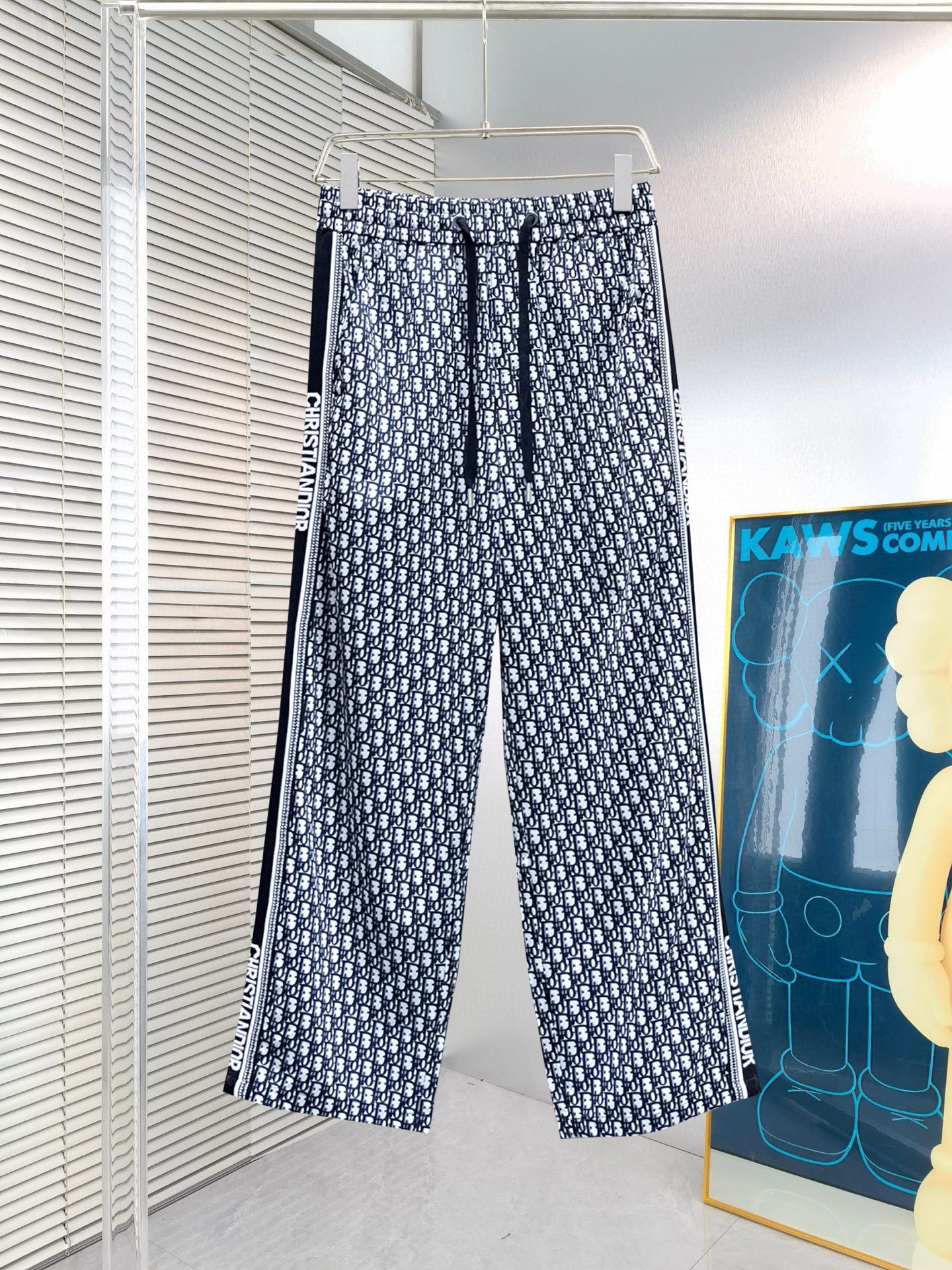 NO:135993,Dior 2025 spring new casual pants! The official website is released simultaneously. The brand's classic LOGO casual pants, customized fabric, excellent comfort and strong hand touch. The work is highly conscious and the perfect quality craftsmanship. Size M-3XL, dior, alexander wang19860909迪奥 2025春季新款休闲裤！官网同步发售.品牌经典LOGO休闲裤,定制面料,舒适度极好,手触感 烈.辦识度极高,完美品相工艺.尺码M-3XL,,dior,alexander wang,Men's clothing