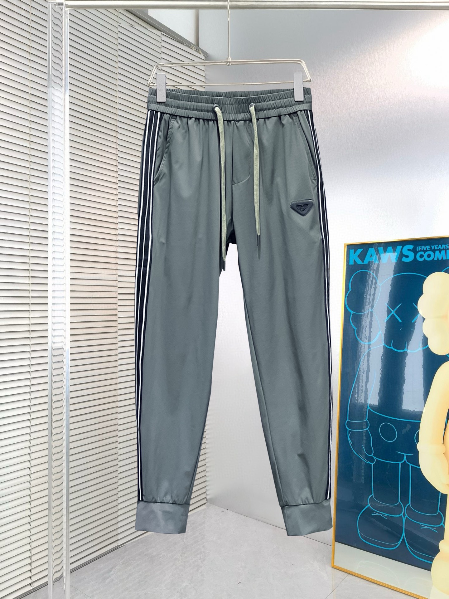 NO:135985,Prada 2025 spring new casual pants! The official website is released simultaneously. The brand's classic LOGO casual pants, customized fabric, excellent comfort and strong hand touch. The work is highly conscious and the perfect quality craftsmanship. Size M-3XL, prada, alexander wang19860909普拉达 2025春季新款休闲裤！官网同步发售.品牌经典LOGO休闲裤,定制面料,舒适度极好,手触感 烈.辦识度极高,完美品相工艺.尺码M-3XL,,prada,alexander wang,Men's clothing