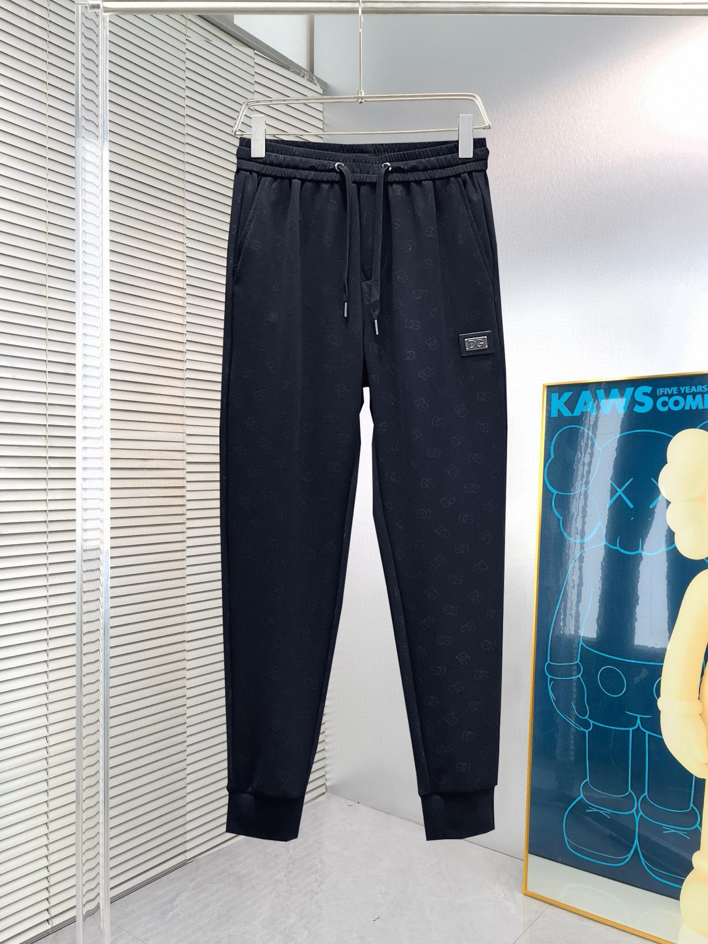 NO:135977,DG 2025 spring new casual pants! The official website is released simultaneously. The brand's classic LOGO casual pants, customized fabric, excellent comfort and strong hand touch. The work is highly conscious and the perfect quality craftsmanship. Size M-3XL, Dolce & Gabbana, alexander wang19860909DG 2025春季新款休闲裤！官网同步发售.品牌经典LOGO休闲裤,定制面料,舒适度极好,手触感 烈.辦识度极高,完美品相工艺.尺码M-3XL,,Dolce&Gabbana,alexander wang,Men's clothing