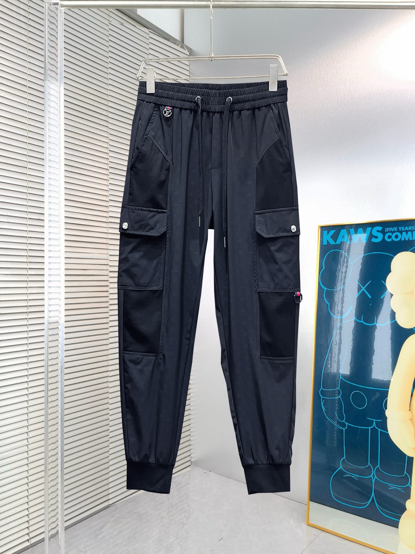 NO:135987,LV 2025 spring new casual pants! The official website is released simultaneously. The brand's classic LOGO casual pants, customized fabric, excellent comfort and strong hand touch. The work is extremely sensitive and the perfect quality craftsmanship. Size M-3XL, louis vuitton, alexander wang19860909LV 2025春季新款休闲裤！官网同步发售.品牌经典LOGO休闲裤,定制面料,舒适度极好,手触感 烈.辦识度极高,完美品相工艺.尺码M-3XL,,louis vuitton,alexander wang,Men's clothing