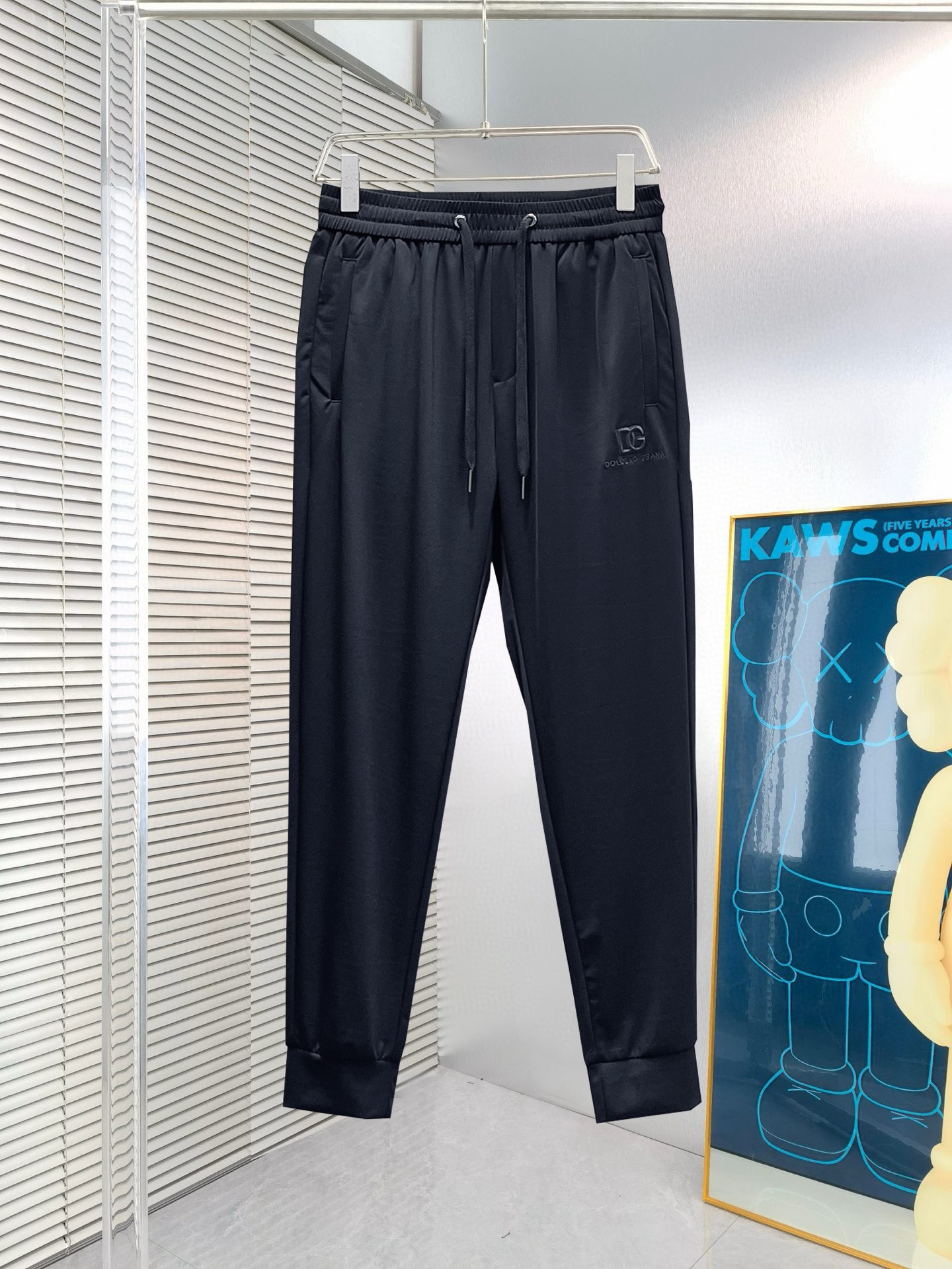 NO:135989,DG 2025 spring new casual pants! The official website is released simultaneously. The brand's classic LOGO casual pants, customized fabric, excellent comfort and strong hand touch. The work is highly conscious and the perfect quality craftsmanship. Size M-3XL, Dolce & Gabbana, alexander wang19860909DG 2025春季新款休闲裤！官网同步发售.品牌经典LOGO休闲裤,定制面料,舒适度极好,手触感 烈.辦识度极高,完美品相工艺.尺码M-3XL,,Dolce&Gabbana,alexander wang,Men's clothing