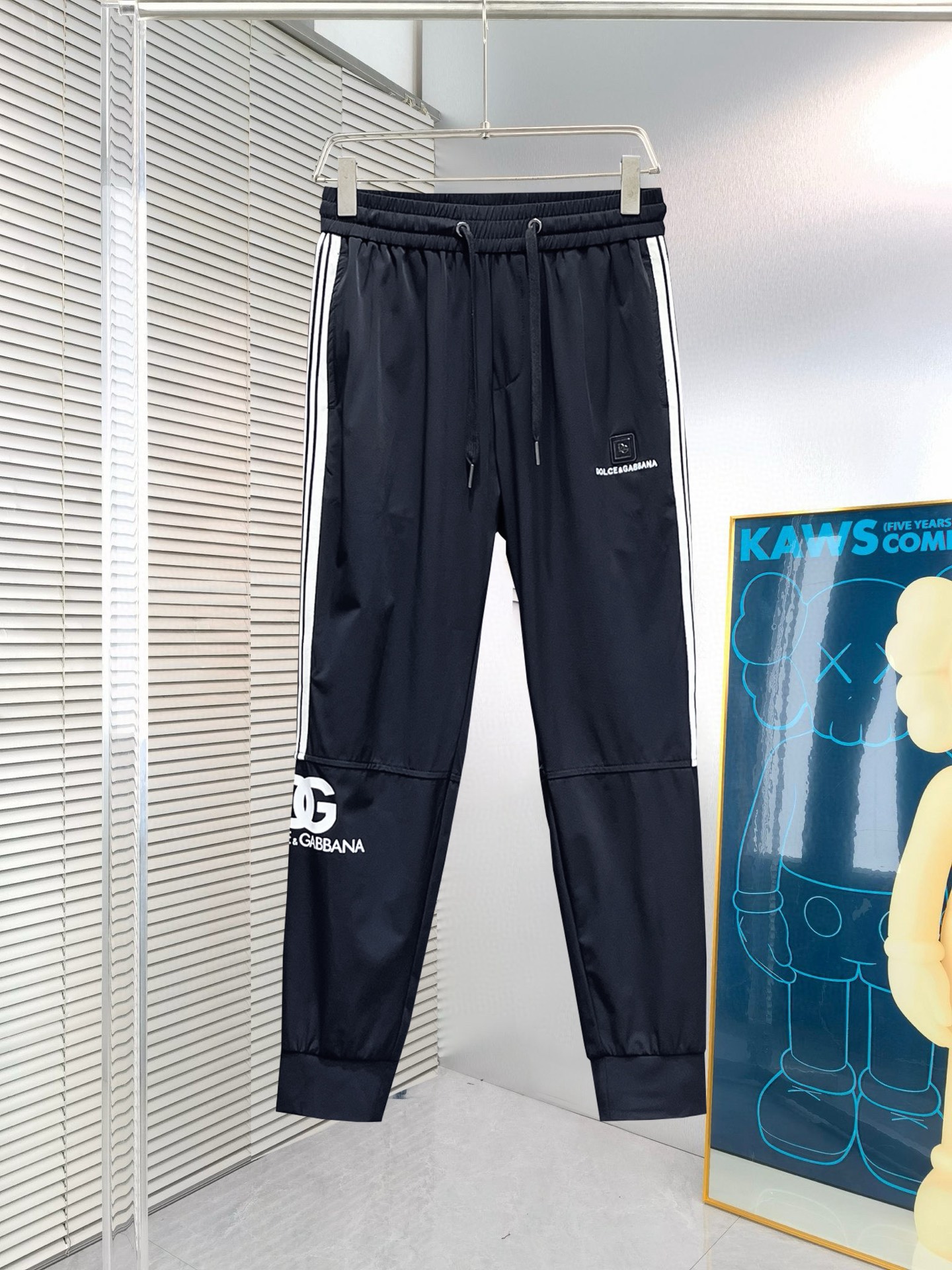 NO:135980,DG 2025 spring new casual pants! The official website is released simultaneously. The brand's classic LOGO casual pants, customized fabric, excellent comfort and strong hand touch. The work is highly conscious and the perfect quality craftsmanship. Size M-3XL, Dolce & Gabbana, alexander wang19860909DG 2025春季新款休闲裤！官网同步发售.品牌经典LOGO休闲裤,定制面料,舒适度极好,手触感 烈.辦识度极高,完美品相工艺.尺码M-3XL,,Dolce&Gabbana,alexander wang,Men's clothing