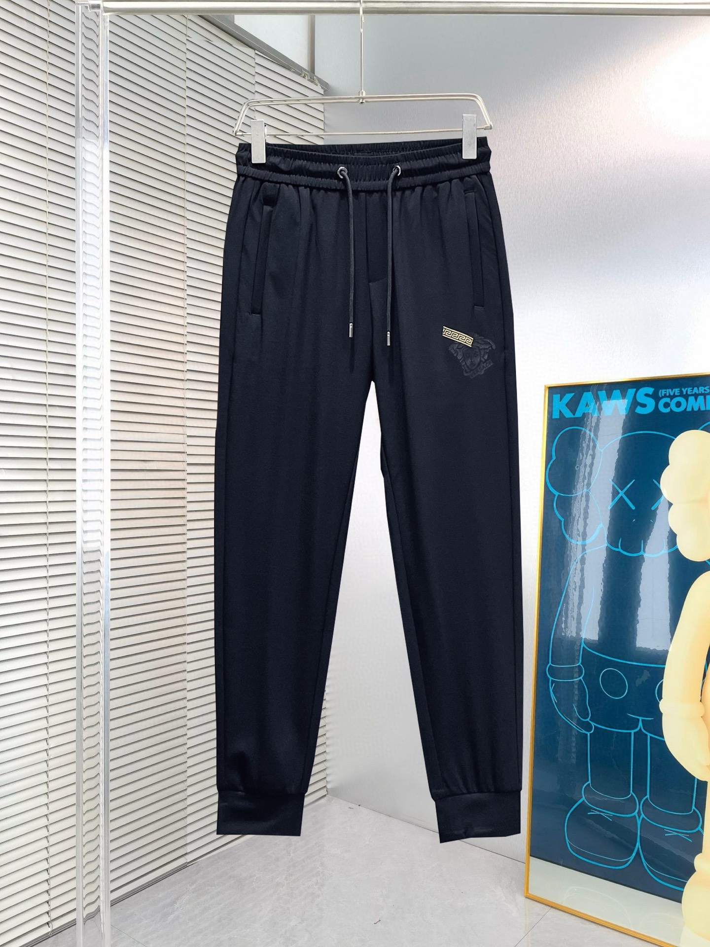 NO:135982,Versace Spring 2025 new casual pants! The official website is released simultaneously. The brand's classic LOGO casual pants, customized fabric, excellent comfort and strong hand touch. The work is highly conscious and the perfect quality craftsmanship. Size M-3XL, versace, alexander wang19860909范思哲 2025春季新款休闲裤！官网同步发售.品牌经典LOGO休闲裤,定制面料,舒适度极好,手触感 烈.辦识度极高,完美品相工艺.尺码M-3XL,,versace,alexander wang,Men's clothing