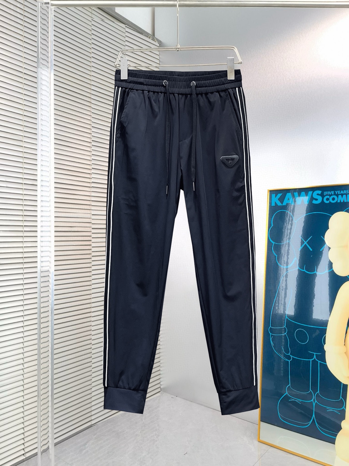 NO:135991,Prada 2025 spring new casual pants! The official website is released simultaneously. The brand's classic LOGO casual pants, customized fabric, excellent comfort and strong hand touch. The work is highly conscious and the perfect quality craftsmanship. Size M-3XL, prada, alexander wang19860909普拉达 2025春季新款休闲裤！官网同步发售.品牌经典LOGO休闲裤,定制面料,舒适度极好,手触感 烈.辦识度极高,完美品相工艺.尺码M-3XL,,prada,alexander wang,Men's clothing