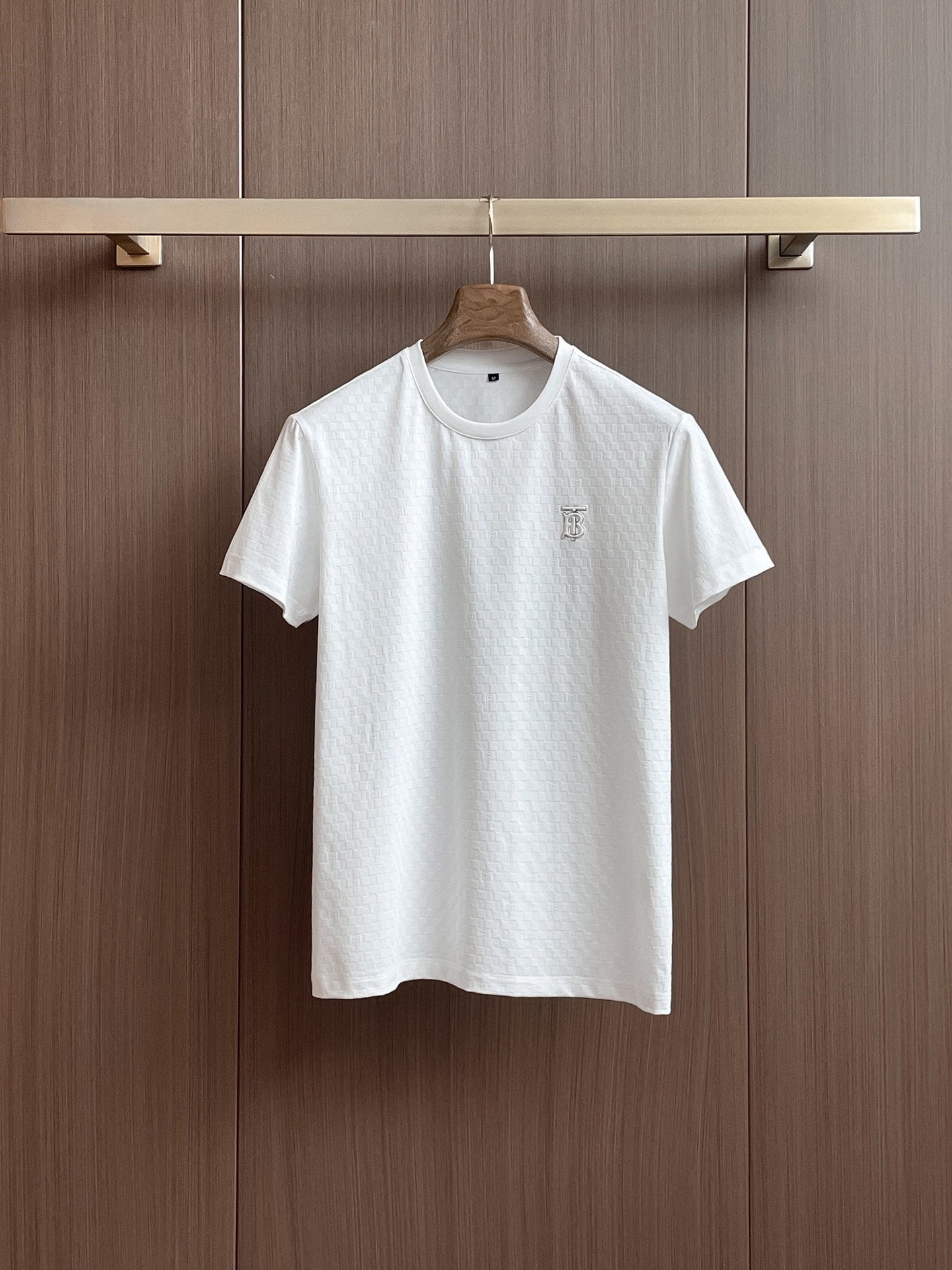 NO:136559,Burberry's new spring and summer new style first-time counter has the latest short-sleeved round-neck T-shirt with high-end customization and avant-garde and fashionable design!  Brand logo heavy craft design, high-end customized double mercerized fabric, soft feel, comfortable to wear, exquisite counter-level car line, fine workmanship, invincible and handsome upper body effect!  A must-have item for handsome men!  Fatty Gospel-- Code Number M-4XL (maximum 4XL can wear kilogram), burberry, T-shirt,tees, t-shirt,alexander wang19860909巴宝莉 2025春夏新款首发专柜最新款短袖圆领T恤 高端订制 设计前卫时尚！品牌logo重工艺设计 高端定制双丝光面料.手感柔软.穿着舒适.专柜级别精致车线.做工精细.上身效果无敌帅气！型男必备单品！胖子福音-- 码数 M-4XL(最大4XL可穿斤),,burberry,T-shirt,tees，t-shirt,alexander wang,Men's clothing