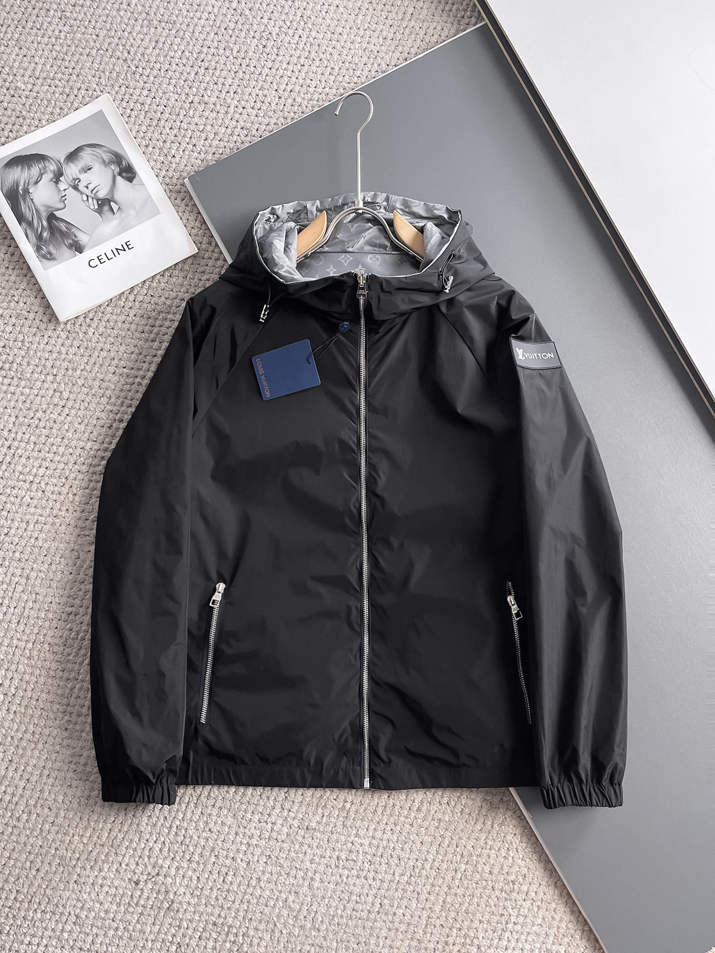 NO:511219,LV double-sided wear, 2025 spring new jacket jacket, the new product on the show is perfect, comfortable and warm, the three-standard complete colors and full and attractive, and the very outstanding design easily advances the sense of fashion, the workmanship is extremely exquisite and rigorous, and the wiring is neat and meticulous!  A masterpiece of a big-name designer!  The upper body doesn't look bloated and super handsome!  Spot code M ~ XXXL,,louis vuitton,jackets & coats,jackets & coats,alexander wang19860909LV 双面穿,2025春季新款夹克外套,秀场新品品相非常完美,舒适保暖,三标齐全色泽饱满诱人,非常出彩的设计,轻松将时髦感进阶,做工极为考究严谨,走线工整细致！大牌设计师巨作！上身不显臃肿、超级帅气！现货码数M ～ XXXL,,louis vuitton,jackets & coats,jackets & coats,alexander wang,Men's clothing