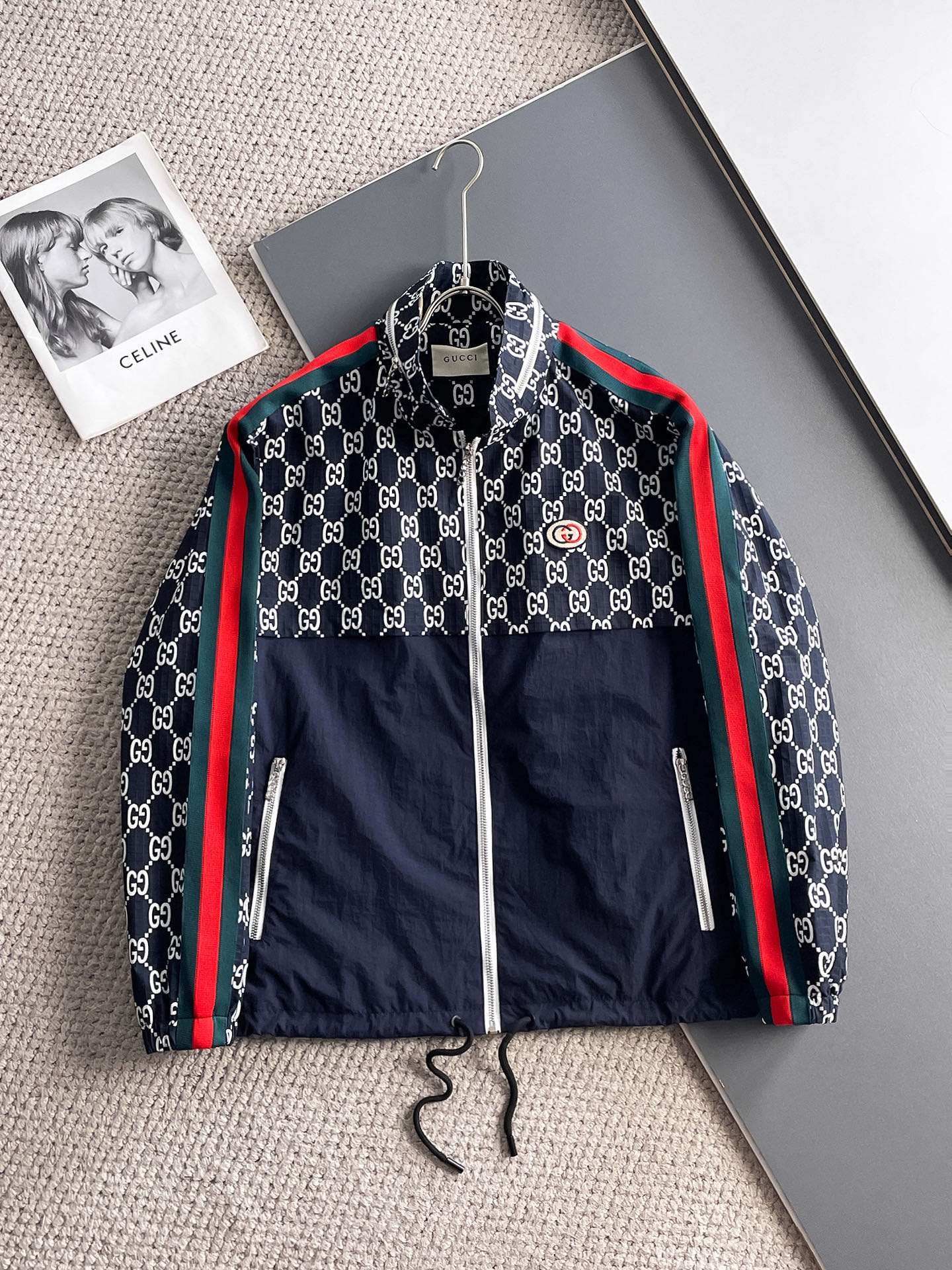 NO:511226,Guqi 2025 spring new jacket jacket, the new product on the show is perfect, comfortable and warm, the three standards are complete in color and full and attractive, and the very outstanding design easily advances the sense of fashion, the workmanship is extremely exquisite and rigorous, and the wiring is neat and meticulous!  A masterpiece of a big-name designer!  The upper body doesn't look bloated and super handsome!  Spot code M ~ XXXL,,jackets & coats,jackets & coats,alexander wang19860909古奇 2025春季新款夹克外套,秀场新品品相非常完美,舒适保暖,三标齐全色泽饱满诱人,非常出彩的设计,轻松将时髦感进阶,做工极为考究严谨,走线工整细致！大牌设计师巨作！上身不显臃肿、超级帅气！现货码数M ～ XXXL,,jackets & coats,jackets & coats,alexander wang,Men's clothing