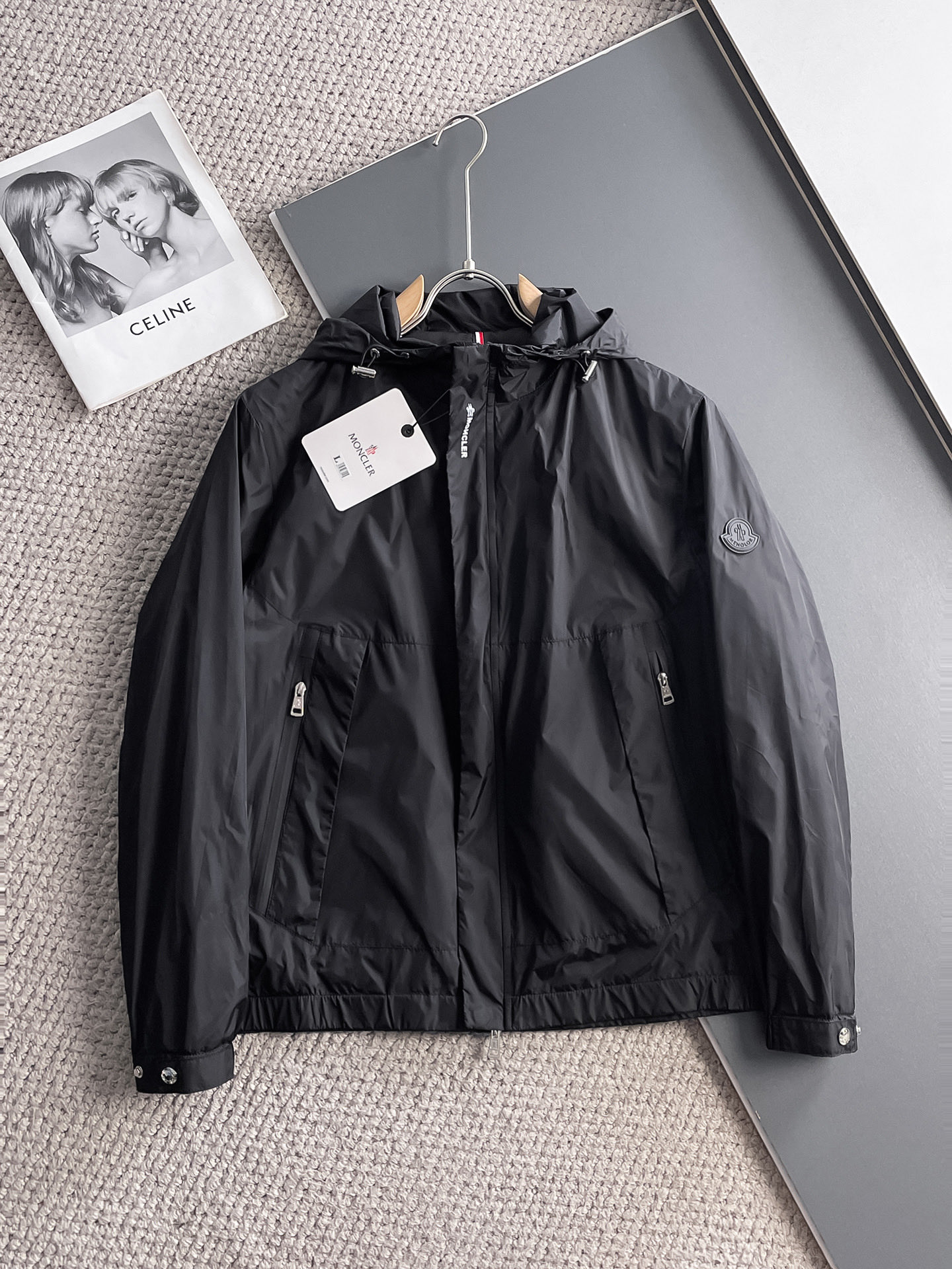 NO:511233,The new 2025 spring jacket, the new product on the show is perfect, comfortable and warm, the three-standard complete colors and full and attractive, and the very outstanding design easily advances the sense of fashion. The workmanship is extremely exquisite and rigorous, and the wiring is neat and meticulous!  A masterpiece of a big-name designer!  The upper body doesn't look bloated and super handsome!  Spot code M ~ XXXL,,Moncler,jackets & coats,jackets & coats,alexander wang19860909蒙口 2025春季新款夹克外套,秀场新品品相非常完美,舒适保暖,三标齐全色泽饱满诱人,非常出彩的设计,轻松将时髦感进阶,做工极为考究严谨,走线工整细致！大牌设计师巨作！上身不显臃肿、超级帅气！现货码数M ～ XXXL,,Moncler,jackets & coats,jackets & coats,alexander wang,Men's clothing