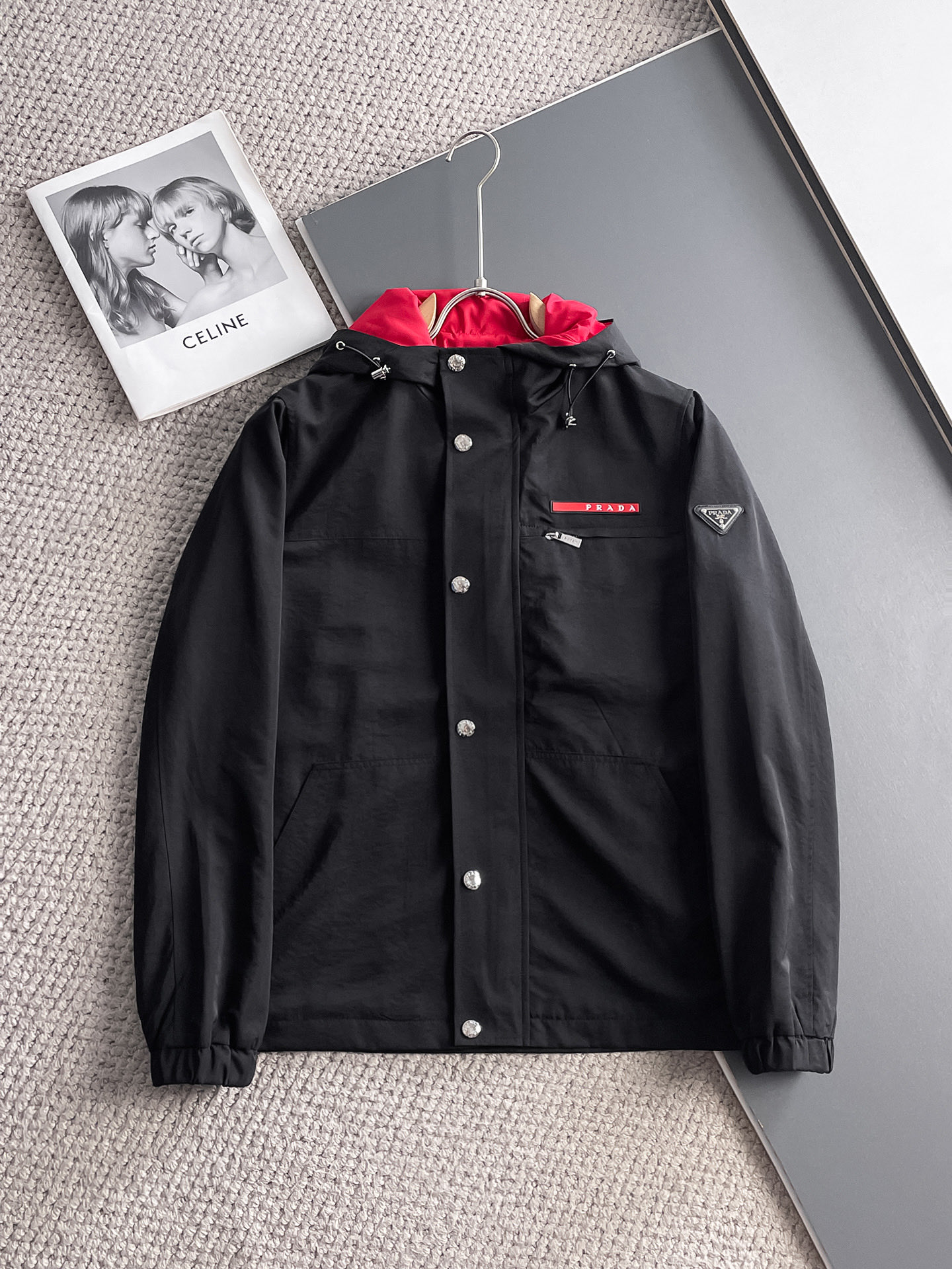 NO:511238,Prada's new spring jacket 2025, the new product on the show is perfect, comfortable and warm, the three standards have a complete color and full and attractive color, and the very outstanding design easily advances the sense of fashion, the workmanship is extremely exquisite and rigorous, and the wiring is neat and meticulous!  A masterpiece of a big-name designer!  The upper body doesn't look bloated and super handsome!  Spot code M ~ XXXL,,prada,jackets & coats,jackets & coats,alexander wang19860909普拉达 2025春季新款夹克外套,秀场新品品相非常完美,舒适保暖,三标齐全色泽饱满诱人,非常出彩的设计,轻松将时髦感进阶,做工极为考究严谨,走线工整细致！大牌设计师巨作！上身不显臃肿、超级帅气！现货码数M ～ XXXL,,prada,jackets & coats,jackets & coats,alexander wang,Men's clothing