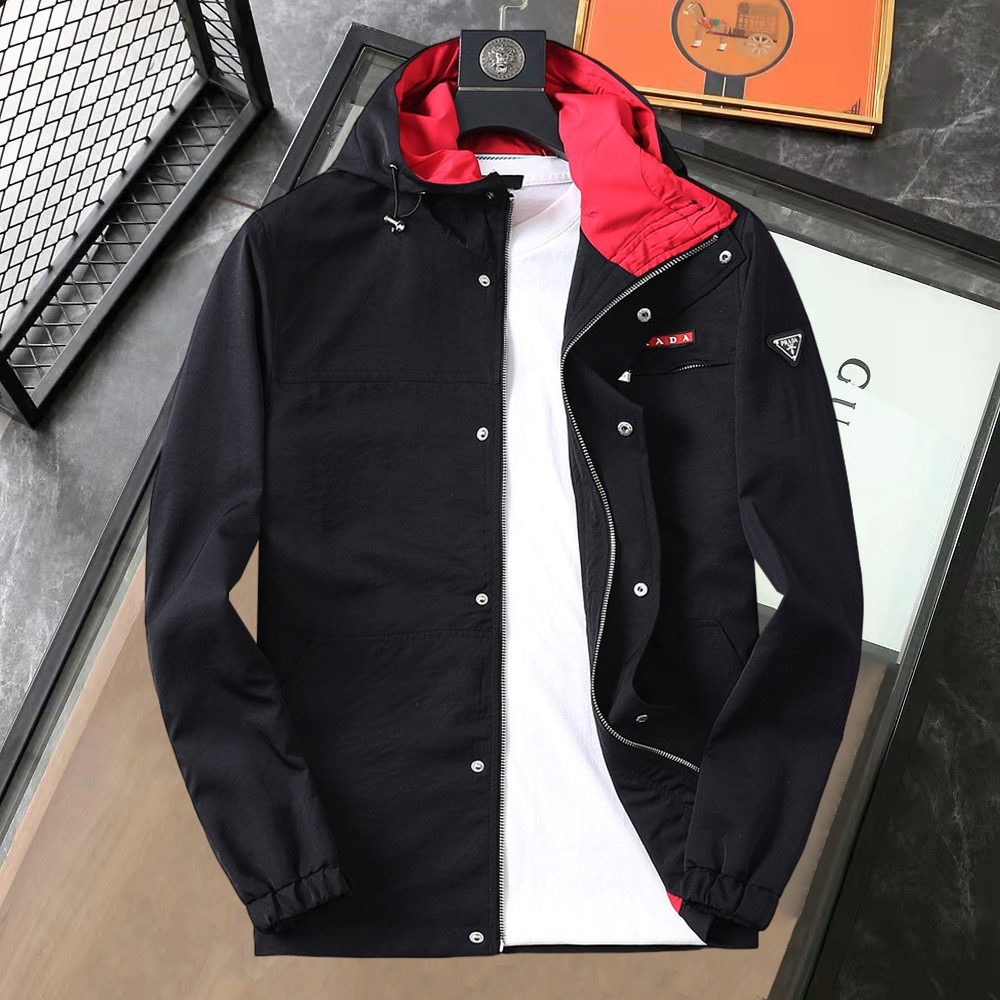 NO:737111,Prada's 2026 spring new jacket, the new product on the show is in perfect condition, comfortable and warm, complete with three colors, full and attractive colors, very outstanding design, easily upgrades the fashion sense, extremely elegant and rigorous workmanship, neat and meticulous wiring!  A masterpiece from a famous designer!  The upper body does not look bloated and is super handsome!  Available sizes M ~ XXXL,,prada,jackets & coats,jackets & coats,19860909普拉达 2026开春新款夹克外套,秀场新品品相非常完美,舒适保暖,三标齐全色泽饱满诱人,非常出彩的设计,轻松将时髦感进阶,做工极为考究严谨,走线工整细致！大牌设计师巨作！上身不显臃肿、超级帅气！现货码数M ～ XXXL,,prada,jackets & coats,jackets & coats,,Men's clothing