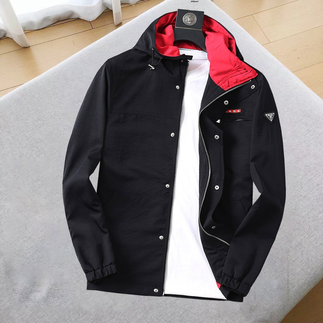 NO:544952,Prada's new jacket jacket in early autumn 2025, the new product on the show is perfect, comfortable and warm, the three standards are complete in color and full and attractive, and the very outstanding design easily advances the sense of fashion. The workmanship is extremely exquisite and rigorous, and the wiring is neat and meticulous!  A masterpiece of a big-name designer!  The upper body doesn't look bloated and super handsome!  Spot code M ~ XXXL,,prada,jackets & coats,jackets & coats,alexander wang19860909普拉达 2025初秋新款夹克外套,秀场新品品相非常完美,舒适保暖,三标齐全色泽饱满诱人,非常出彩的设计,轻松将时髦感进阶,做工极为考究严谨,走线工整细致！大牌设计师巨作！上身不显臃肿、超级帅气！现货码数M ～ XXXL,,prada,jackets & coats,jackets & coats,alexander wang,Men's clothing