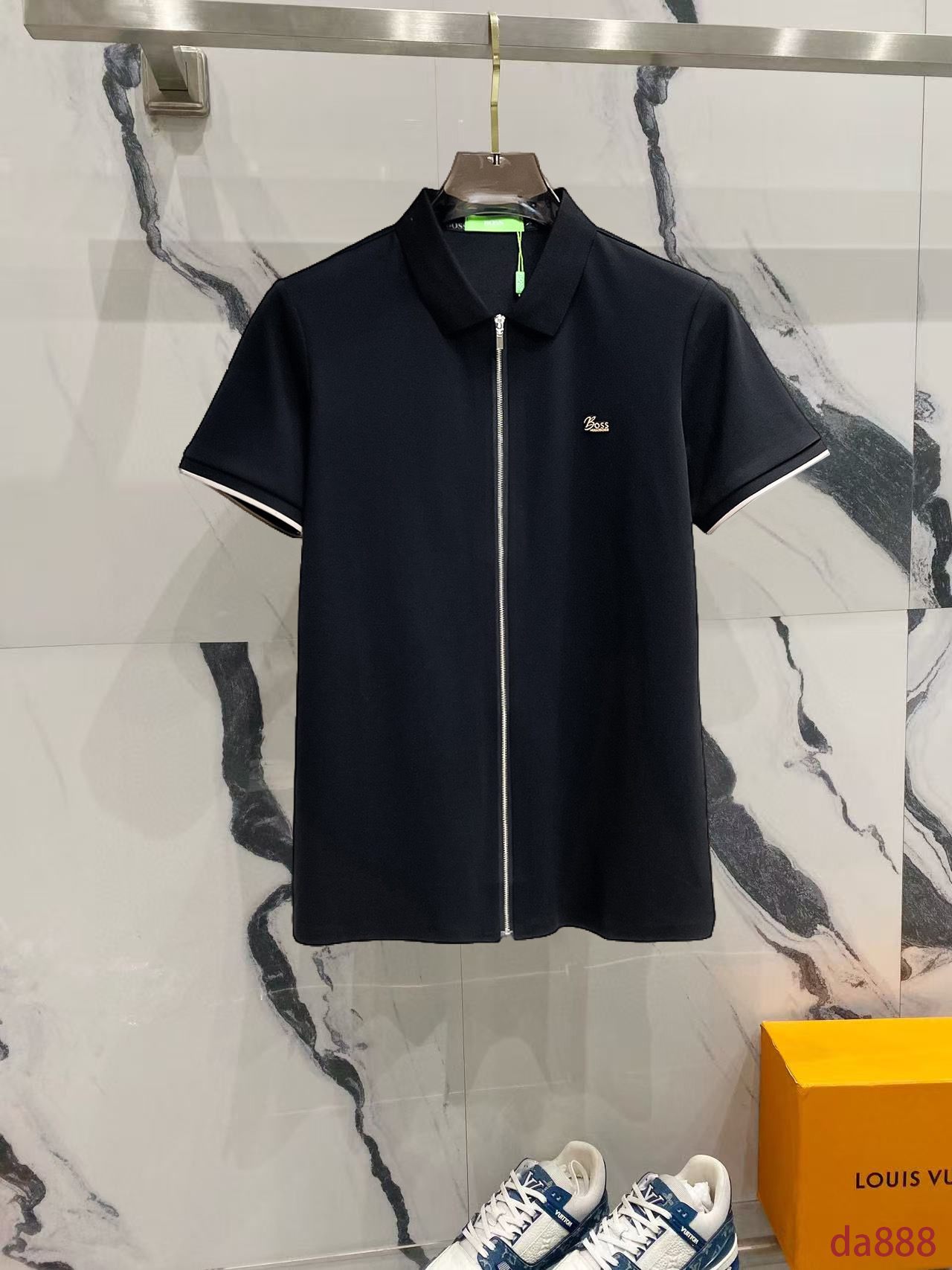 NO:514844,BOSS High-end Business White-collar workers are a must-have item for individuals in the unit!  Seal-free pressed glue ice silk casual business short-sleeved shirt, technological fabric, ice silk traceless, very good body feel, smooth feel and great texture!  Good elasticity, no sense of restraint, the fabric has its own breathable mesh, moisture absorption and sweating, quick drying and keeping it dry, small lapel placket-breasted design, showing a straight posture, not soft pedal, simple style, can be used for business and leisure, highly recommended!  High-elastic ice silk, the touch is as smooth as jade silk, clean and neat, and elegant and gentlemanly. The high-end materials are the key to the fabric, the quality control must be used. The feel is extremely delicate and smooth, the fabric has a good gloss and upper body skeleton feel, so we can greet mature and quality men's clothing!  Sweat in summer and dry instantly, a brand new experience Business commuting and leisure M-4XL, Shirts, T-shirt, alexander wang19860909BOSS 高端商务 白领 单位人士必入单品！ 无痕压胶冰丝休闲商务短袖衬衫,科技面料,冰丝无痕,体感非常棒,手感顺滑质感很棒！弹性好,无任何束缚感,面料自带透气网孔,吸湿排汗,速干保持干爽,小翻领门襟排扣设计,展露挺拔姿态,不软踏,简约款式,商务休闲都可驾驭,强烈推荐！高弹冰丝,触感堪比玉蚕丝一样丝滑,干净利落,儒雅绅士风度.高级材质,重点就是面料上,品控的必上,手感极其细腻光滑,面料光泽感和上身骨架感好,打招成熟品质男装！夏天出汗秒干,全新体验 商务通勤休闲 M-4XL,,shirts,T-shirt,alexander wang,Men's clothing