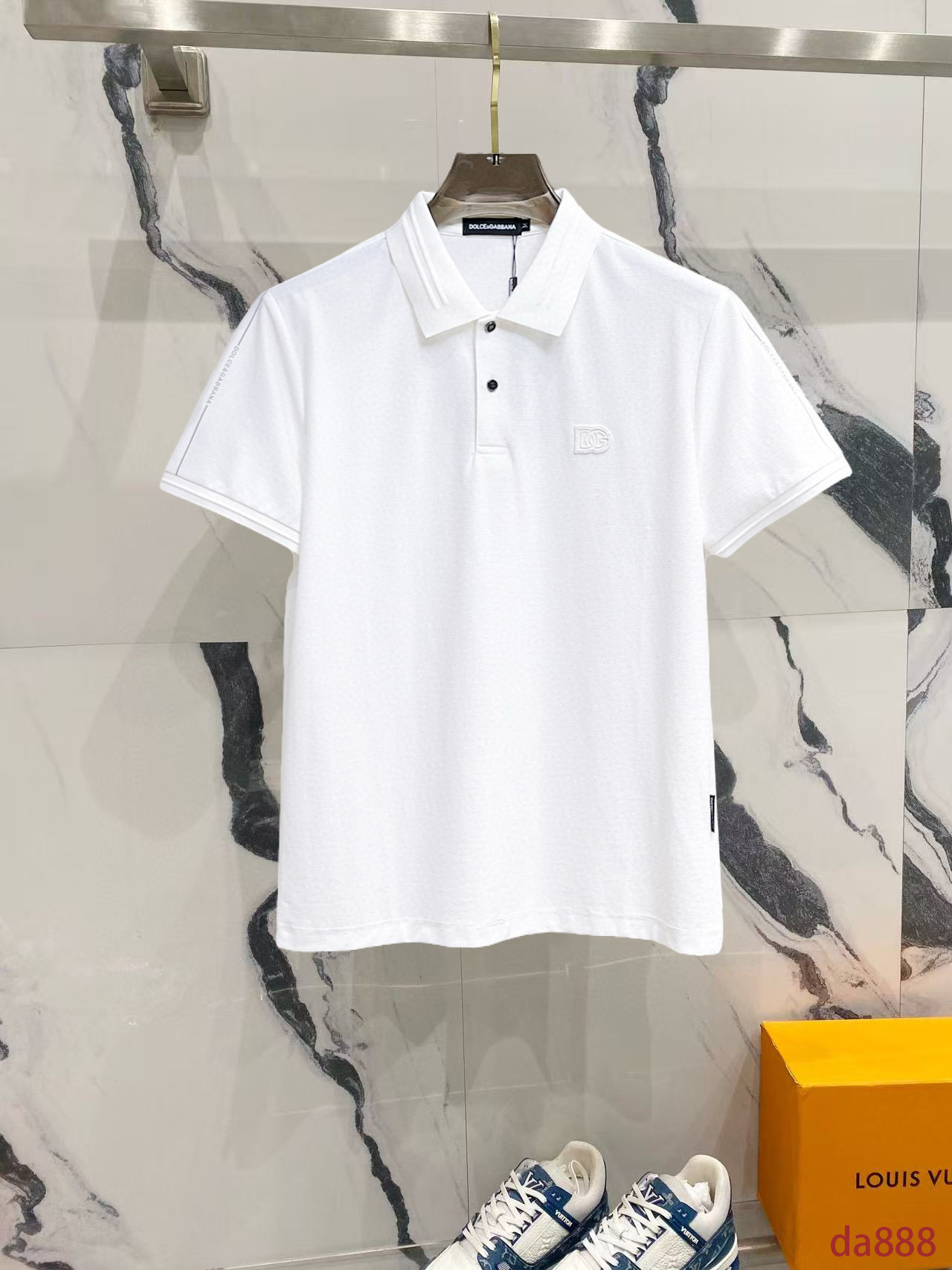 NO:514848,DG High-end Business White-collar workers are a must-have item for individuals in the unit!  Seizure-free pressed gel ice silk casual business short-sleeved Polo, technology fabric, ice silk traceless, very good body feel, smooth feel and great texture!  Good elasticity, no sense of restraint, the fabric has its own breathable mesh, moisture absorption and sweating, quick drying and keeping it dry, small lapel placket-breasted design, showing a straight posture, not soft pedal, simple style, can be used for business and leisure, highly recommended!  High-elastic ice silk, the touch is as smooth as jade silk, clean and neat, and elegant and gentlemanly. The high-end materials are the key to the fabric, the quality control must be used. The feel is extremely delicate and smooth, the fabric has a good gloss and upper body skeleton feel, so we can greet mature and quality men's clothing!  Sweat in summer and dry instantly, a brand new experience Business commuting and leisure M-4XL, T-shirt, alexander wang19860909DG 高端商务 白领 单位人士必入单品！ 无痕压胶冰丝休闲商务短袖Polo,科技面料,冰丝无痕,体感非常棒,手感顺滑质感很棒！弹性好,无任何束缚感,面料自带透气网孔,吸湿排汗,速干保持干爽,小翻领门襟排扣设计,展露挺拔姿态,不软踏,简约款式,商务休闲都可驾驭,强烈推荐！高弹冰丝,触感堪比玉蚕丝一样丝滑,干净利落,儒雅绅士风度.高级材质,重点就是面料上,品控的必上,手感极其细腻光滑,面料光泽感和上身骨架感好,打招成熟品质男装！夏天出汗秒干,全新体验 商务通勤休闲 M-4XL,,T-shirt,alexander wang,Men's clothing