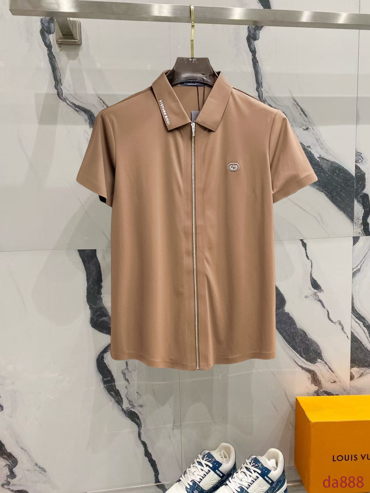 NO:514850,Stephen High-end Business White-collar workers are a must-have item for individuals in the unit!  Seizure-free pressed gel ice silk casual business short-sleeved Polo, technology fabric, ice silk traceless, very good body feel, smooth feel and great texture!  Good elasticity, no sense of restraint, the fabric has its own breathable mesh, moisture absorption and sweating, quick drying and keeping it dry, small lapel placket-breasted design, showing a straight posture, not soft pedal, simple style, can be used for business and leisure, highly recommended!  High-elastic ice silk, the touch is as smooth as jade silk, clean and neat, and elegant and gentlemanly. The high-end materials are the key to the fabric, the quality control must be used. The feel is extremely delicate and smooth, the fabric has a good gloss and upper body skeleton feel, so we can greet mature and quality men's clothing!  Sweat in summer and dry instantly, a brand new experience Business commuting and leisure M-4XL, T-shirt, alexander wang19860909史蒂芬 高端商务 白领 单位人士必入单品！ 无痕压胶冰丝休闲商务短袖Polo,科技面料,冰丝无痕,体感非常棒,手感顺滑质感很棒！弹性好,无任何束缚感,面料自带透气网孔,吸湿排汗,速干保持干爽,小翻领门襟排扣设计,展露挺拔姿态,不软踏,简约款式,商务休闲都可驾驭,强烈推荐！高弹冰丝,触感堪比玉蚕丝一样丝滑,干净利落,儒雅绅士风度.高级材质,重点就是面料上,品控的必上,手感极其细腻光滑,面料光泽感和上身骨架感好,打招成熟品质男装！夏天出汗秒干,全新体验 商务通勤休闲 M-4XL,,T-shirt,alexander wang,Men's clothing