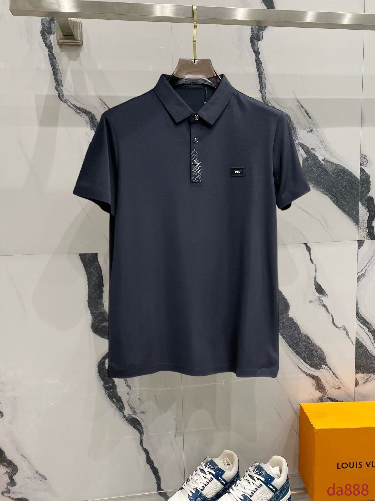 NO:514852,DG High-end Business White-collar workers are a must-have item for individuals in the unit!  Seizure-free pressed gel ice silk casual business short-sleeved Polo, technology fabric, ice silk traceless, very good body feel, smooth feel and great texture!  Good elasticity, no sense of restraint, the fabric has its own breathable mesh, moisture absorption and sweating, quick drying and keeping it dry, small lapel placket-breasted design, showing a straight posture, not soft pedal, simple style, can be used for business and leisure, highly recommended!  High-elastic ice silk, the touch is as smooth as jade silk, clean and neat, and elegant and gentlemanly. The high-end materials are the key to the fabric, the quality control must be used. The feel is extremely delicate and smooth, the fabric has a good gloss and upper body skeleton feel, so we can greet mature and quality men's clothing!  Sweat in summer and dry instantly, a brand new experience Business commuting and leisure M-4XL, T-shirt, alexander wang19860909DG 高端商务 白领 单位人士必入单品！ 无痕压胶冰丝休闲商务短袖Polo,科技面料,冰丝无痕,体感非常棒,手感顺滑质感很棒！弹性好,无任何束缚感,面料自带透气网孔,吸湿排汗,速干保持干爽,小翻领门襟排扣设计,展露挺拔姿态,不软踏,简约款式,商务休闲都可驾驭,强烈推荐！高弹冰丝,触感堪比玉蚕丝一样丝滑,干净利落,儒雅绅士风度.高级材质,重点就是面料上,品控的必上,手感极其细腻光滑,面料光泽感和上身骨架感好,打招成熟品质男装！夏天出汗秒干,全新体验 商务通勤休闲 M-4XL,,T-shirt,alexander wang,Men's clothing