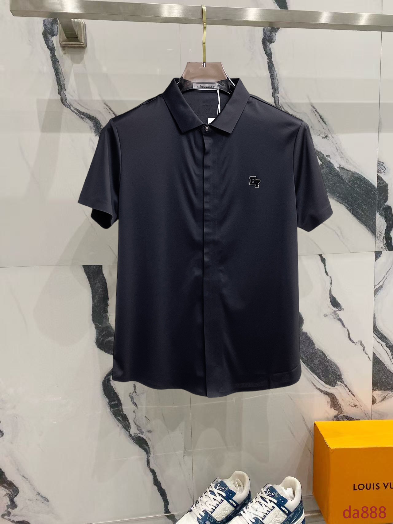 NO:514854,Eleventy High-end Business White-collar workers A must-have item for individuals in the unit!  Seal-free pressed glue ice silk casual business short-sleeved shirt, technological fabric, ice silk traceless, very good body feel, smooth feel and great texture!  Good elasticity, no sense of restraint, the fabric has its own breathable mesh, moisture absorption and sweating, quick drying and keeping it dry, small lapel placket-breasted design, showing a straight posture, not soft pedal, simple style, can be used for business and leisure, highly recommended!  High-elastic ice silk, the touch is as smooth as jade silk, clean and neat, and elegant and gentlemanly. The high-end materials are the key to the fabric, the quality control must be used. The feel is extremely delicate and smooth, the fabric has a good gloss and upper body skeleton feel, so we can greet mature and quality men's clothing!  Sweat in summer and dry instantly, a brand new experience Business commuting and leisure M-4XL, Shirts, T-shirt, alexander wang19860909eleventy 高端商务 白领 单位人士必入单品！ 无痕压胶冰丝休闲商务短袖衬衫,科技面料,冰丝无痕,体感非常棒,手感顺滑质感很棒！弹性好,无任何束缚感,面料自带透气网孔,吸湿排汗,速干保持干爽,小翻领门襟排扣设计,展露挺拔姿态,不软踏,简约款式,商务休闲都可驾驭,强烈推荐！高弹冰丝,触感堪比玉蚕丝一样丝滑,干净利落,儒雅绅士风度.高级材质,重点就是面料上,品控的必上,手感极其细腻光滑,面料光泽感和上身骨架感好,打招成熟品质男装！夏天出汗秒干,全新体验 商务通勤休闲 M-4XL,,shirts,T-shirt,alexander wang,Men's clothing