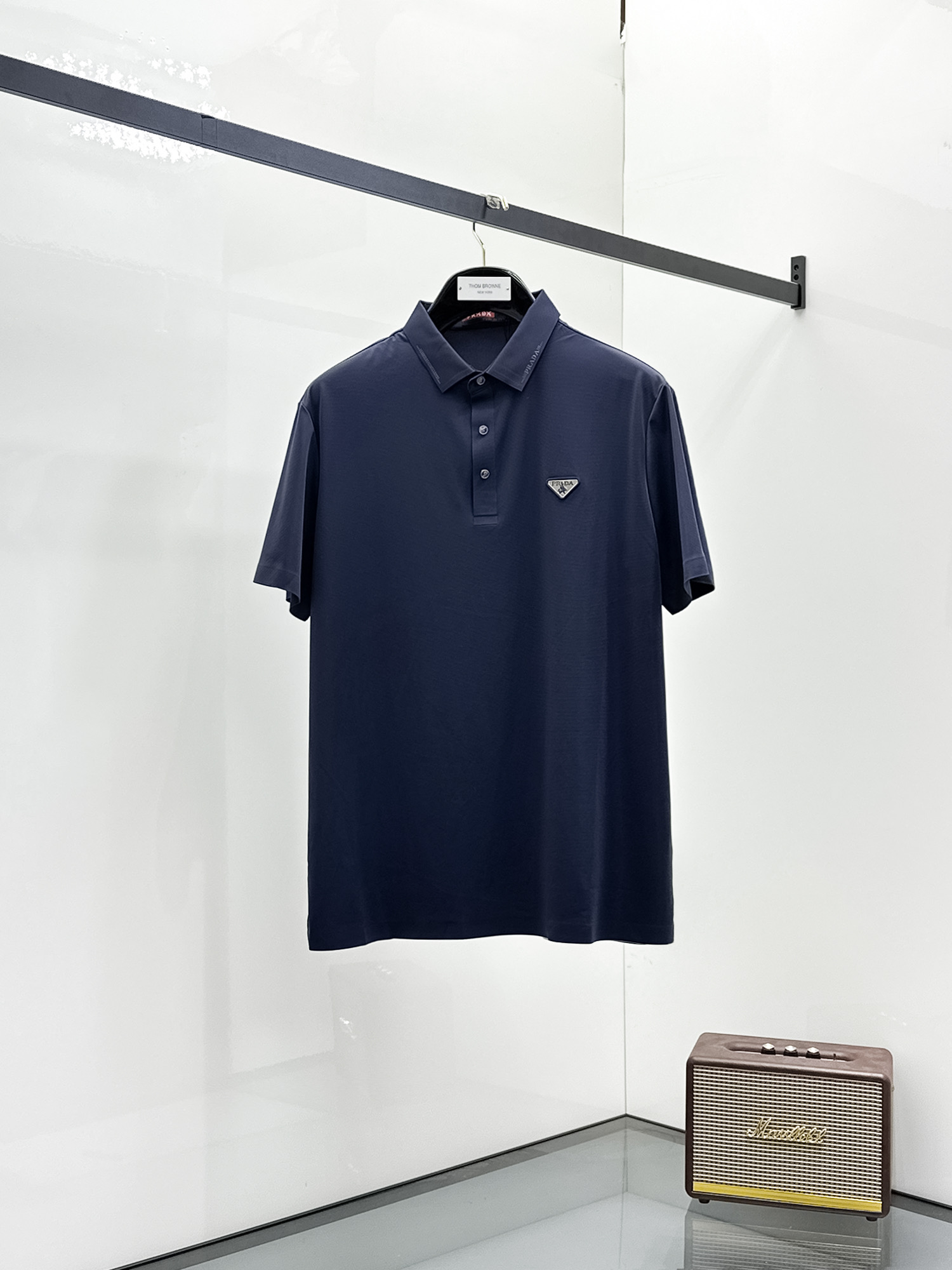 NO:142207,Prada High-end Business White-collar workers are a must-have item for individuals in the unit!  Seizure-free pressed gel ice silk casual business short-sleeved Polo, technology fabric, ice silk traceless, very good body feel, smooth feel and great texture!  Good elasticity, no sense of restraint, the fabric has its own breathable mesh, moisture absorption and sweating, quick drying and keeping it dry, small lapel placket-breasted design, showing a straight posture, not soft pedal, simple style, can be used for business and leisure, highly recommended!  High-elastic ice silk, the touch is as smooth as jade silk, clean and neat, and elegant and gentlemanly. The high-end materials are the key to the fabric, the quality control must be used. The feel is extremely delicate and smooth, the fabric has a good gloss and upper body skeleton feel, so we can greet mature and quality men's clothing!  Sweat in summer and dry in seconds, a brand new experience Business commuting and leisure M-4XL, prada, T-shirt, alexander wang19860909普拉达 高端商务 白领 单位人士必入单品！ 无痕压胶冰丝休闲商务短袖Polo,科技面料,冰丝无痕,体感非常棒,手感顺滑质感很棒！弹性好,无任何束缚感,面料自带透气网孔,吸湿排汗,速干保持干爽,小翻领门襟排扣设计,展露挺拔姿态,不软踏,简约款式,商务休闲都可驾驭,强烈推荐！高弹冰丝,触感堪比玉蚕丝一样丝滑,干净利落,儒雅绅士风度.高级材质,重点就是面料上,品控的必上,手感极其细腻光滑,面料光泽感和上身骨架感好,打招成熟品质男装！夏天出汗秒干,全新体验 商务通勤休闲 M-4XL,,prada,T-shirt,alexander wang,Men's clothing