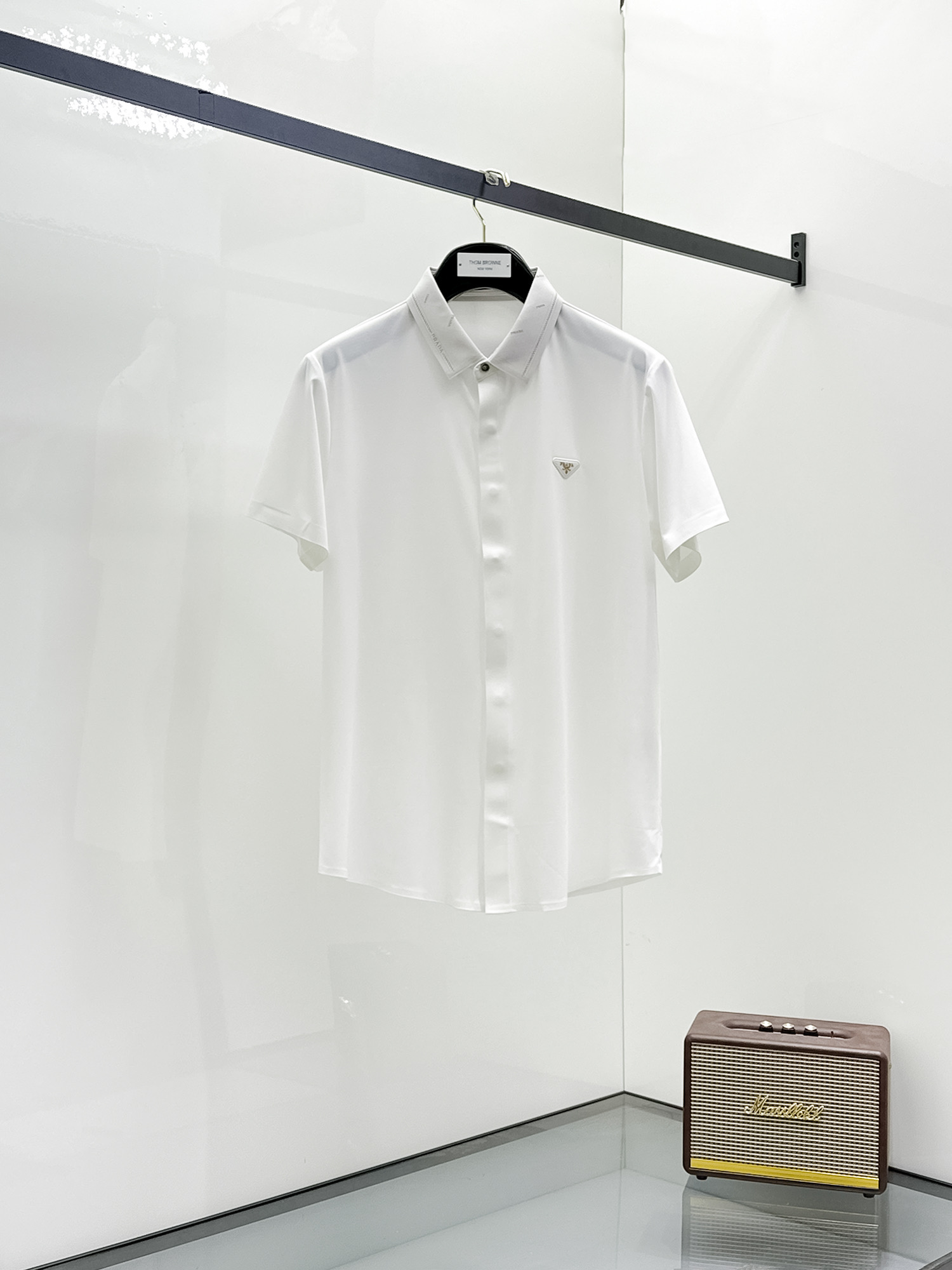 NO:142209,Prada High-end Business White-collar workers are a must-have item for individuals in the unit!  Seal-free pressed glue ice silk casual business short-sleeved shirt, technological fabric, ice silk traceless, very good body feel, smooth feel and great texture!  Good elasticity, no sense of restraint, the fabric has its own breathable mesh, moisture absorption and sweating, quick drying and keeping it dry, small lapel placket-breasted design, showing a straight posture, not soft pedal, simple style, can be used for business and leisure, highly recommended!  High-elastic ice silk, the touch is as smooth as jade silk, clean and neat, and elegant and gentlemanly. The high-end materials are the key to the fabric, the quality control must be used. The feel is extremely delicate and smooth, the fabric has a good gloss and upper body skeleton feel, so we can greet mature and quality men's clothing!  Sweat in summer and dry in seconds, a brand new experience Business commuting and leisure M-4XL, prada,shirts,T-shirt,alexander wang19860909普拉达 高端商务 白领 单位人士必入单品！ 无痕压胶冰丝休闲商务短袖衬衫,科技面料,冰丝无痕,体感非常棒,手感顺滑质感很棒！弹性好,无任何束缚感,面料自带透气网孔,吸湿排汗,速干保持干爽,小翻领门襟排扣设计,展露挺拔姿态,不软踏,简约款式,商务休闲都可驾驭,强烈推荐！高弹冰丝,触感堪比玉蚕丝一样丝滑,干净利落,儒雅绅士风度.高级材质,重点就是面料上,品控的必上,手感极其细腻光滑,面料光泽感和上身骨架感好,打招成熟品质男装！夏天出汗秒干,全新体验 商务通勤休闲 M-4XL,,prada,shirts,T-shirt,alexander wang,Men's clothing