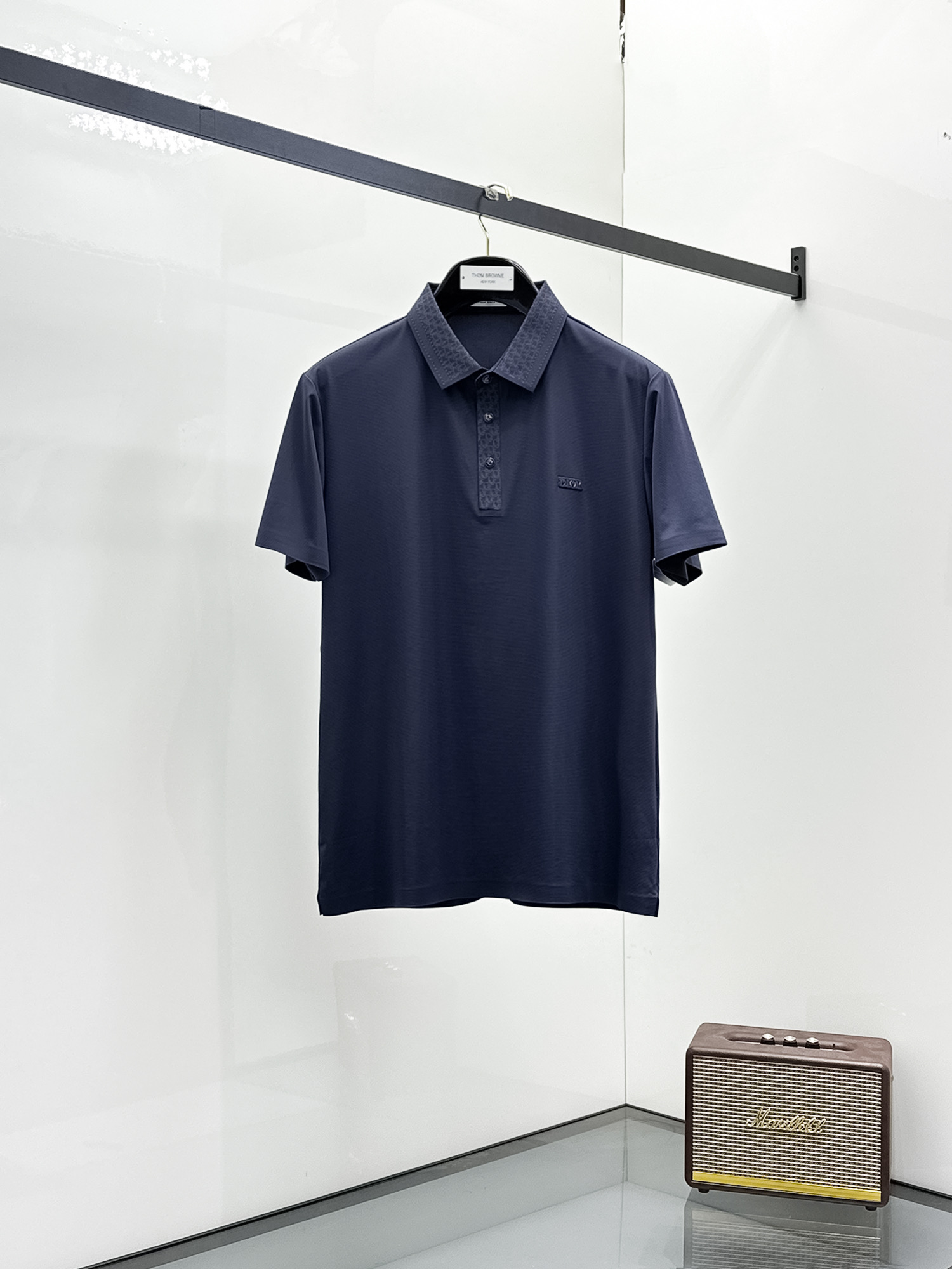 NO:142211,Dior High-end Business White-collar workers are a must-have item for individuals in the unit!  Seizure-free pressed gel ice silk casual business short-sleeved Polo, technology fabric, ice silk traceless, very good body feel, smooth feel and great texture!  Good elasticity, no sense of restraint, the fabric has its own breathable mesh, moisture absorption and sweating, quick drying and keeping it dry, small lapel placket-breasted design, showing a straight posture, not soft pedal, simple style, can be used for business and leisure, highly recommended!  High-elastic ice silk, the touch is as smooth as jade silk, clean and neat, and elegant and gentlemanly. The high-end materials are the key to the fabric, the quality control must be used. The feel is extremely delicate and smooth, the fabric has a good gloss and upper body skeleton feel, so we can greet mature and quality men's clothing!  Sweat in summer and dry in seconds, a brand new experience Business commuting and leisure M-4XL, dior, T-shirt, alexander wang19860909迪奥 高端商务 白领 单位人士必入单品！ 无痕压胶冰丝休闲商务短袖Polo,科技面料,冰丝无痕,体感非常棒,手感顺滑质感很棒！弹性好,无任何束缚感,面料自带透气网孔,吸湿排汗,速干保持干爽,小翻领门襟排扣设计,展露挺拔姿态,不软踏,简约款式,商务休闲都可驾驭,强烈推荐！高弹冰丝,触感堪比玉蚕丝一样丝滑,干净利落,儒雅绅士风度.高级材质,重点就是面料上,品控的必上,手感极其细腻光滑,面料光泽感和上身骨架感好,打招成熟品质男装！夏天出汗秒干,全新体验 商务通勤休闲 M-4XL,,dior,T-shirt,alexander wang,Men's clothing