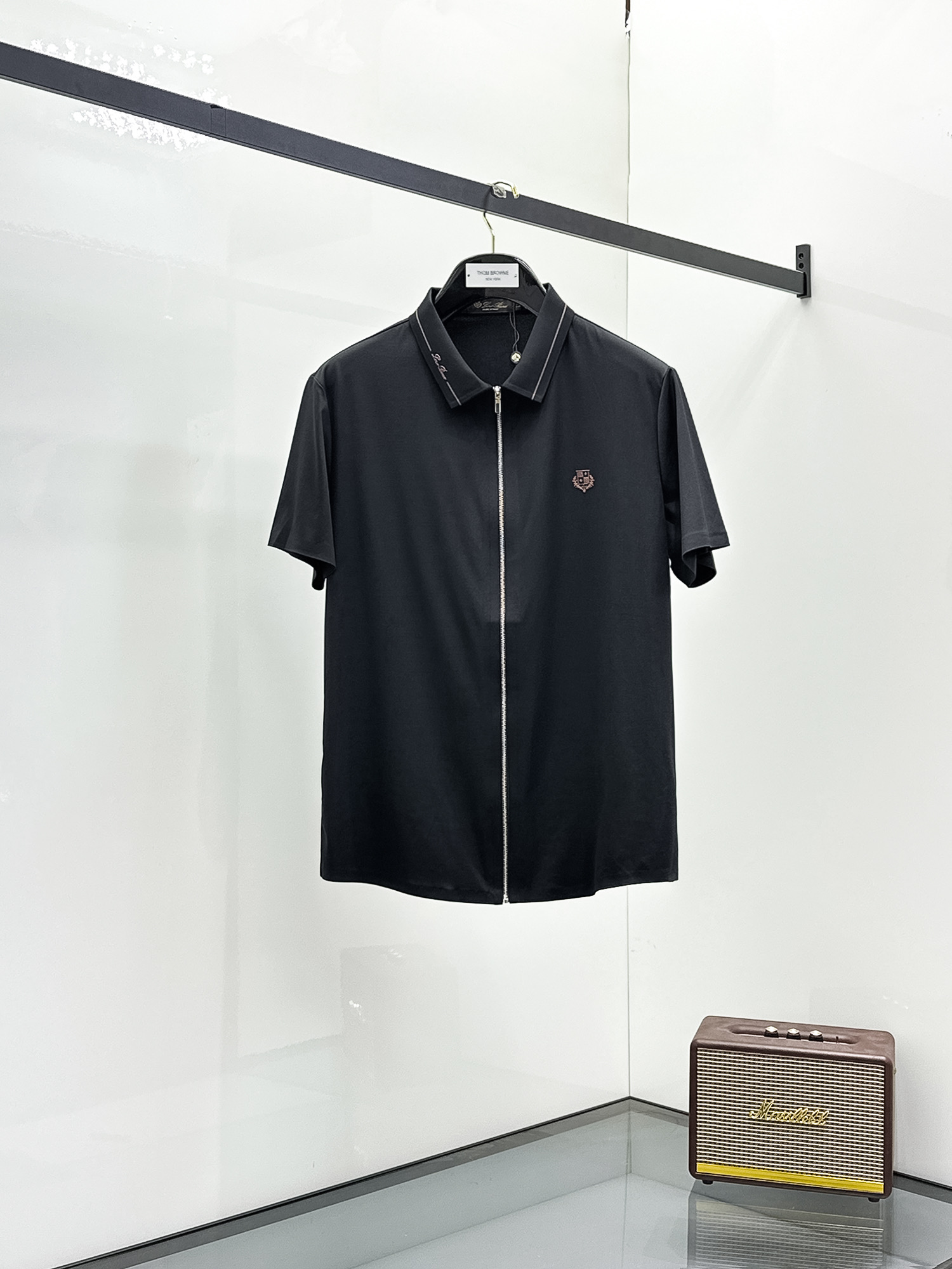 NO:142213,LP High-end Business White-collar workers are a must-have item for individuals in the unit!  Seal-free pressed glue ice silk casual business short-sleeved shirt, technological fabric, ice silk traceless, very good body feel, smooth feel and great texture!  Good elasticity, no sense of restraint, the fabric has its own breathable mesh, moisture absorption and sweating, quick drying and keeping it dry, small lapel placket-breasted design, showing a straight posture, not soft pedal, simple style, can be used for business and leisure, highly recommended!  High-elastic ice silk, the touch is as smooth as jade silk, clean and neat, and elegant and gentlemanly. The high-end materials are the key to the fabric, the quality control must be used. The feel is extremely delicate and smooth, the fabric has a good gloss and upper body skeleton feel, so we can greet mature and quality men's clothing!  Sweat in summer and dry in seconds, a brand new experience Business commuting and leisure M-4XL, loro piano,shirts,T-shirt,alexander wang19860909LP 高端商务 白领 单位人士必入单品！ 无痕压胶冰丝休闲商务短袖衬衫,科技面料,冰丝无痕,体感非常棒,手感顺滑质感很棒！弹性好,无任何束缚感,面料自带透气网孔,吸湿排汗,速干保持干爽,小翻领门襟排扣设计,展露挺拔姿态,不软踏,简约款式,商务休闲都可驾驭,强烈推荐！高弹冰丝,触感堪比玉蚕丝一样丝滑,干净利落,儒雅绅士风度.高级材质,重点就是面料上,品控的必上,手感极其细腻光滑,面料光泽感和上身骨架感好,打招成熟品质男装！夏天出汗秒干,全新体验 商务通勤休闲 M-4XL,,loro piana,shirts,T-shirt,alexander wang,Men's clothing