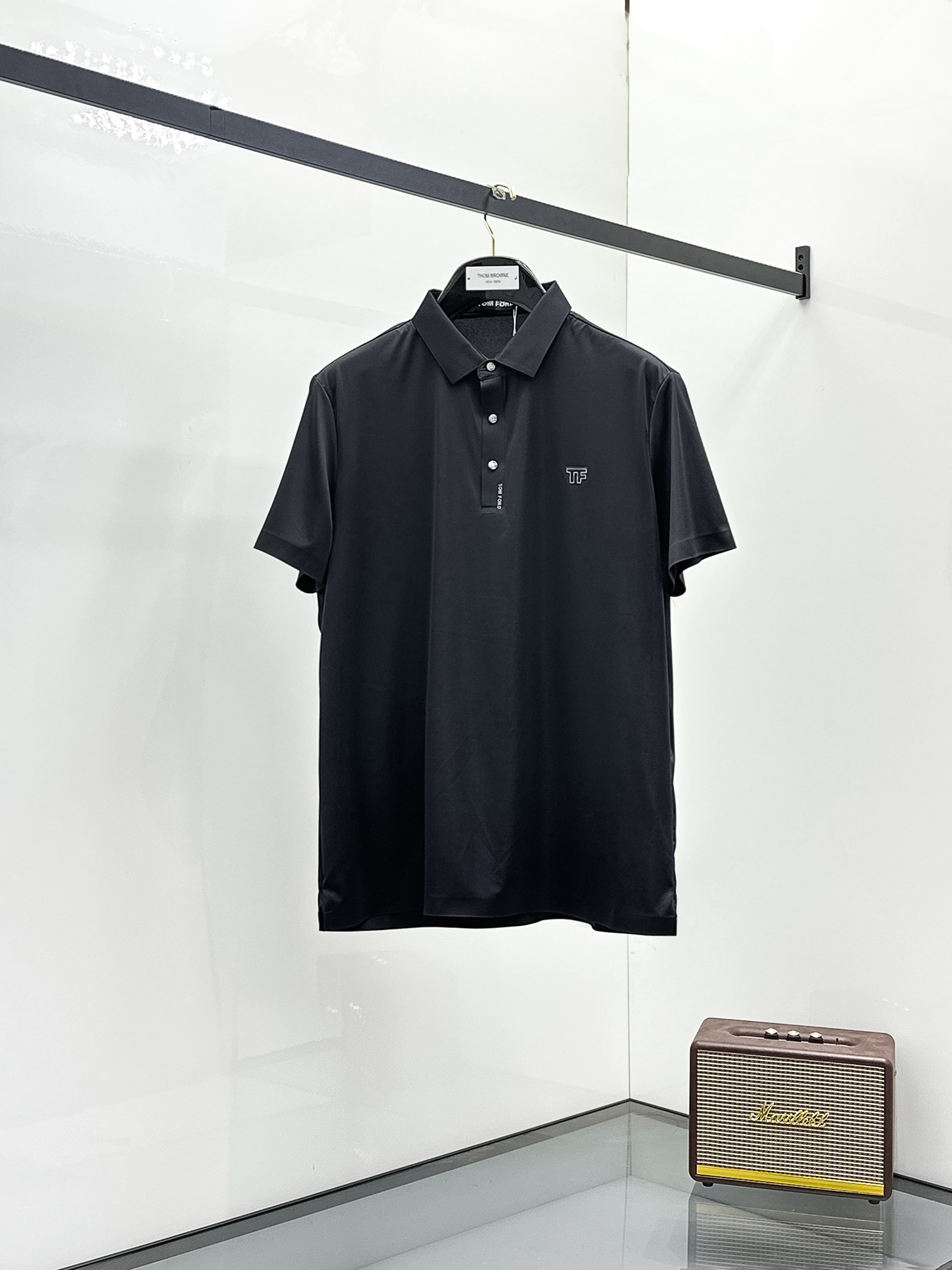 NO:142229,Tom Ford High-end Business White-collar workers are a must-have item for individuals in the unit!  Seizure-free pressed gel ice silk casual business short-sleeved Polo, technology fabric, ice silk traceless, very good body feel, smooth feel and great texture!  Good elasticity, no sense of restraint, the fabric has its own breathable mesh, moisture absorption and sweating, quick drying and keeping it dry, small lapel placket-breasted design, showing a straight posture, not soft pedal, simple style, can be used for business and leisure, highly recommended!  High-elastic ice silk, the touch is as smooth as jade silk, clean and neat, and elegant and gentlemanly. The high-end materials are the key to the fabric, the quality control must be used. The feel is extremely delicate and smooth, the fabric has a good gloss and upper body skeleton feel, so we can greet mature and quality men's clothing!  Sweat in summer and dry instantly, a brand new experience Business commuting and leisure M-4XL, T-shirt, alexander wang19860909汤姆福特 高端商务 白领 单位人士必入单品！ 无痕压胶冰丝休闲商务短袖Polo,科技面料,冰丝无痕,体感非常棒,手感顺滑质感很棒！弹性好,无任何束缚感,面料自带透气网孔,吸湿排汗,速干保持干爽,小翻领门襟排扣设计,展露挺拔姿态,不软踏,简约款式,商务休闲都可驾驭,强烈推荐！高弹冰丝,触感堪比玉蚕丝一样丝滑,干净利落,儒雅绅士风度.高级材质,重点就是面料上,品控的必上,手感极其细腻光滑,面料光泽感和上身骨架感好,打招成熟品质男装！夏天出汗秒干,全新体验 商务通勤休闲 M-4XL,,T-shirt,alexander wang,Men's clothing