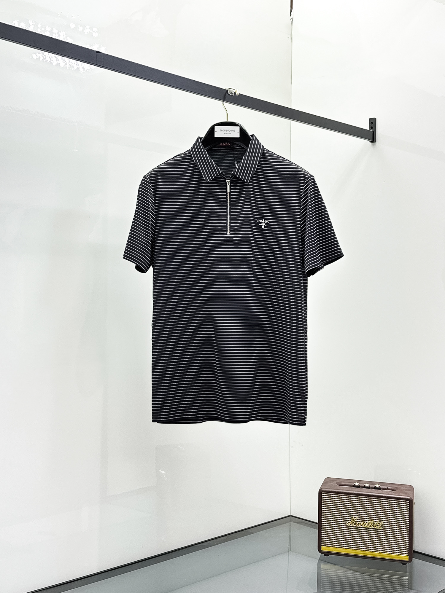 NO:142226,Prada High-end Business White-collar workers are a must-have item for individuals in the unit!  Seizure-free pressed gel ice silk casual business short-sleeved Polo, technology fabric, ice silk traceless, very good body feel, smooth feel and great texture!  Good elasticity, no sense of restraint, the fabric has its own breathable mesh, moisture absorption and sweating, quick drying and keeping it dry, small lapel placket-breasted design, showing a straight posture, not soft pedal, simple style, can be used for business and leisure, highly recommended!  High-elastic ice silk, the touch is as smooth as jade silk, clean and neat, and elegant and gentlemanly. The high-end materials are the key to the fabric, the quality control must be used. The feel is extremely delicate and smooth, the fabric has a good gloss and upper body skeleton feel, so we can greet mature and quality men's clothing!  Sweat in summer and dry in seconds, a brand new experience Business commuting and leisure M-4XL, prada, T-shirt, alexander wang19860909普拉达 高端商务 白领 单位人士必入单品！ 无痕压胶冰丝休闲商务短袖Polo,科技面料,冰丝无痕,体感非常棒,手感顺滑质感很棒！弹性好,无任何束缚感,面料自带透气网孔,吸湿排汗,速干保持干爽,小翻领门襟排扣设计,展露挺拔姿态,不软踏,简约款式,商务休闲都可驾驭,强烈推荐！高弹冰丝,触感堪比玉蚕丝一样丝滑,干净利落,儒雅绅士风度.高级材质,重点就是面料上,品控的必上,手感极其细腻光滑,面料光泽感和上身骨架感好,打招成熟品质男装！夏天出汗秒干,全新体验 商务通勤休闲 M-4XL,,prada,T-shirt,alexander wang,Men's clothing