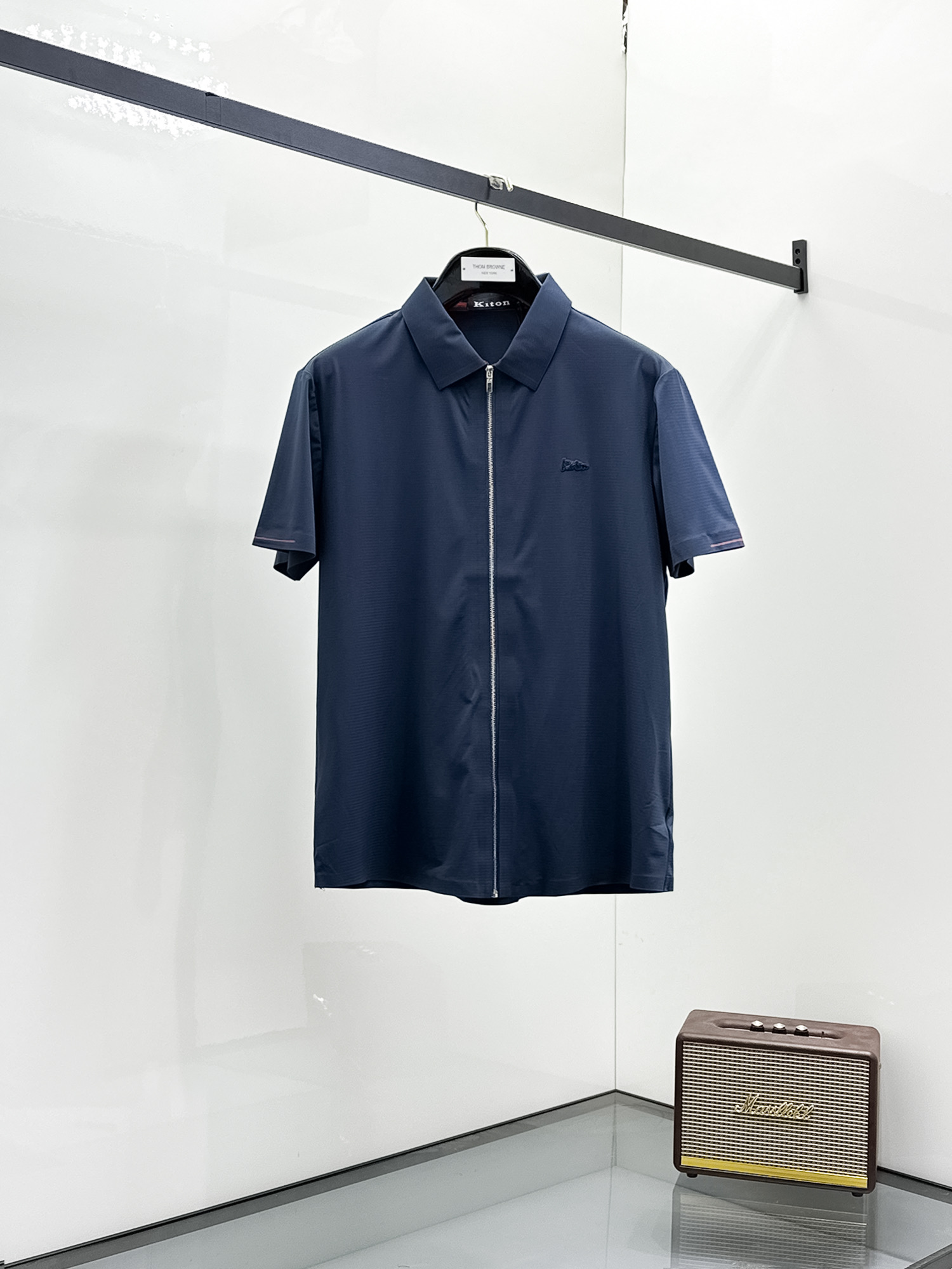 NO:142223,Kiton High-end Business White-collar workers are a must-have item for individuals in the unit!  Seal-free pressed glue ice silk casual business short-sleeved shirt, technological fabric, ice silk traceless, very good body feel, smooth feel and great texture!  Good elasticity, no sense of restraint, the fabric has its own breathable mesh, moisture absorption and sweating, quick drying and keeping it dry, small lapel placket-breasted design, showing a straight posture, not soft pedal, simple style, can be used for business and leisure, highly recommended!  High-elastic ice silk, the touch is as smooth as jade silk, clean and neat, and elegant and gentlemanly. The high-end materials are the key to the fabric, the quality control must be used. The feel is extremely delicate and smooth, the fabric has a good gloss and upper body skeleton feel, so we can greet mature and quality men's clothing!  Sweat in summer and dry instantly, a brand new experience Business commuting and leisure M-4XL, Shirts, T-shirt, alexander wang19860909Kiton 高端商务 白领 单位人士必入单品！ 无痕压胶冰丝休闲商务短袖衬衫,科技面料,冰丝无痕,体感非常棒,手感顺滑质感很棒！弹性好,无任何束缚感,面料自带透气网孔,吸湿排汗,速干保持干爽,小翻领门襟排扣设计,展露挺拔姿态,不软踏,简约款式,商务休闲都可驾驭,强烈推荐！高弹冰丝,触感堪比玉蚕丝一样丝滑,干净利落,儒雅绅士风度.高级材质,重点就是面料上,品控的必上,手感极其细腻光滑,面料光泽感和上身骨架感好,打招成熟品质男装！夏天出汗秒干,全新体验 商务通勤休闲 M-4XL,,shirts,T-shirt,alexander wang,Men's clothing