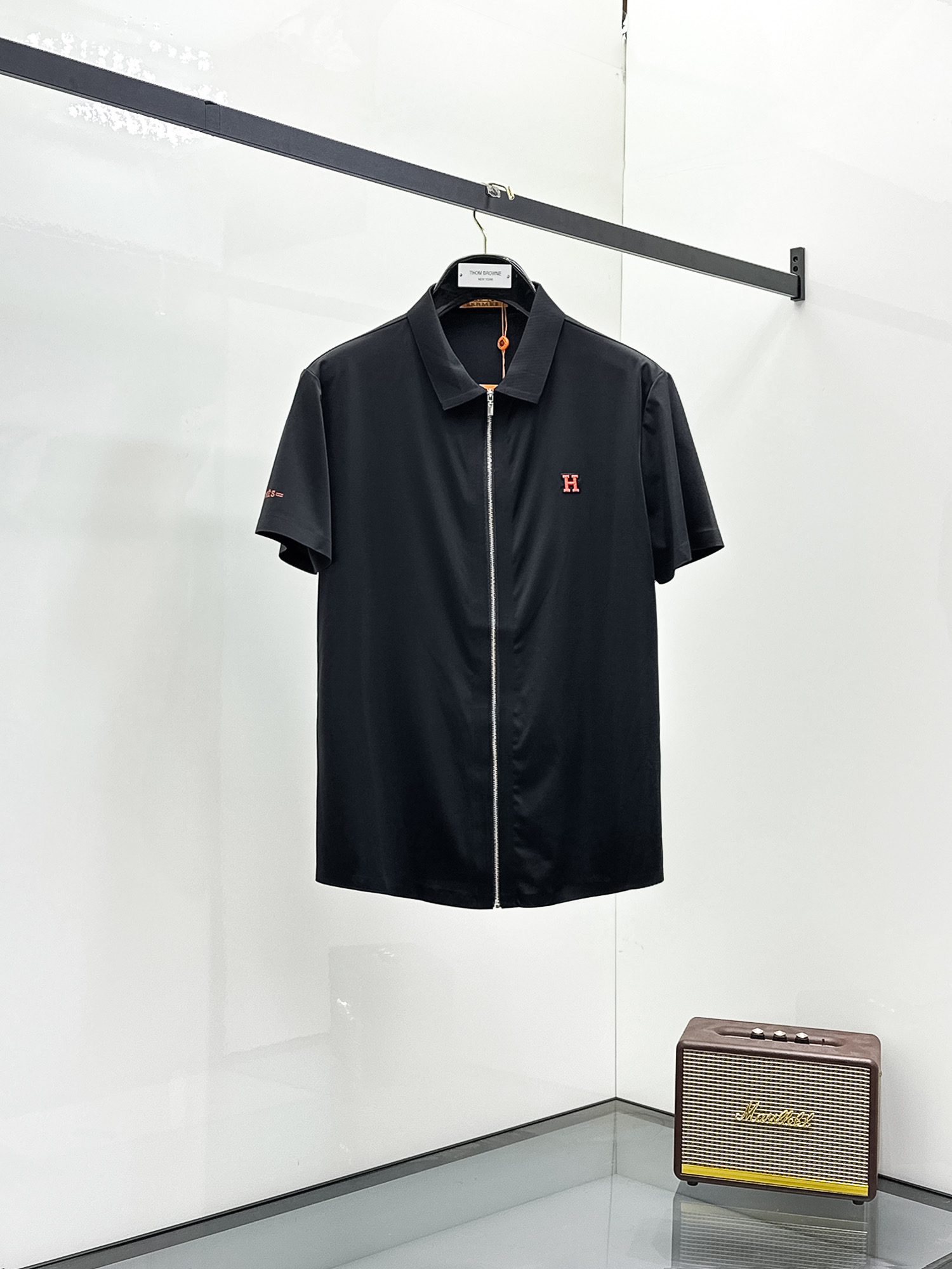 NO:142217,Hermes High-end Business White-collar workers are a must-have item for people in the unit!  Seal-free pressed glue ice silk casual business short-sleeved shirt, technological fabric, ice silk traceless, very good body feel, smooth feel and great texture!  Good elasticity, no sense of restraint, the fabric has its own breathable mesh, moisture absorption and sweating, quick drying and keeping it dry, small lapel placket-breasted design, showing a straight posture, not soft pedal, simple style, can be used for business and leisure, highly recommended!  High-elastic ice silk, the touch is as smooth as jade silk, clean and neat, and elegant and gentlemanly. The high-end materials are the key to the fabric, the quality control must be used. The feel is extremely delicate and smooth, the fabric has a good gloss and upper body skeleton feel, so we can greet mature and quality men's clothing!  Sweat in summer and dry in seconds, a brand new experience Business commuting and leisure M-4XL, hermes,shirts,T-shirt,alexander wang19860909爱马仕 高端商务 白领 单位人士必入单品！ 无痕压胶冰丝休闲商务短袖衬衫,科技面料,冰丝无痕,体感非常棒,手感顺滑质感很棒！弹性好,无任何束缚感,面料自带透气网孔,吸湿排汗,速干保持干爽,小翻领门襟排扣设计,展露挺拔姿态,不软踏,简约款式,商务休闲都可驾驭,强烈推荐！高弹冰丝,触感堪比玉蚕丝一样丝滑,干净利落,儒雅绅士风度.高级材质,重点就是面料上,品控的必上,手感极其细腻光滑,面料光泽感和上身骨架感好,打招成熟品质男装！夏天出汗秒干,全新体验 商务通勤休闲 M-4XL,,hermes,shirts,T-shirt,alexander wang,Men's clothing