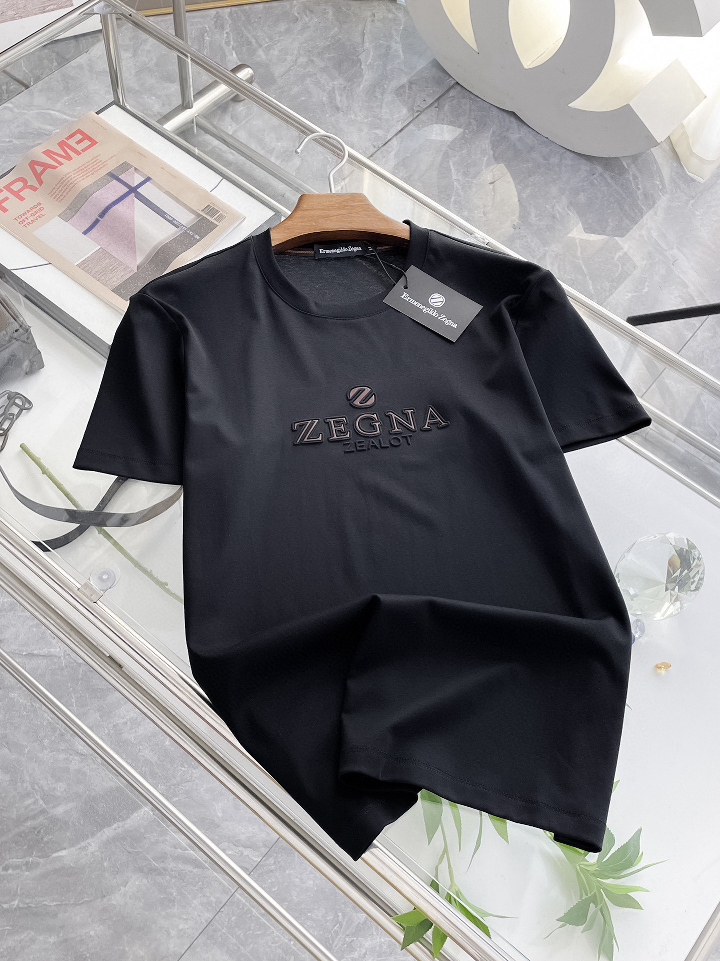 NO:458195,Jenia's new spring and summer new style first-time counter has the latest short-sleeved round-neck T-shirt with high-end customization and avant-garde and fashionable design!  Brand logo heavy craft design, high-end customized double mercerized fabric, soft feel, comfortable to wear, exquisite counter-level car line, fine workmanship, invincible and handsome upper body effect!  A must-have item for handsome men!  Fatty Gospel-- Code Number M-4XL (maximum 4XL can wear kilogram), zegna, T-shirt,tees, t-shirt,alexander wang19860909杰尼亚 2025春夏新款首发专柜最新款短袖圆领T恤 高端订制 设计前卫时尚！品牌logo重工艺设计 高端定制双丝光面料.手感柔软.穿着舒适.专柜级别精致车线.做工精细.上身效果无敌帅气！型男必备单品！胖子福音-- 码数 M-4XL(最大4XL可穿斤),,zegna,T-shirt,tees，t-shirt,alexander wang,Men's clothing