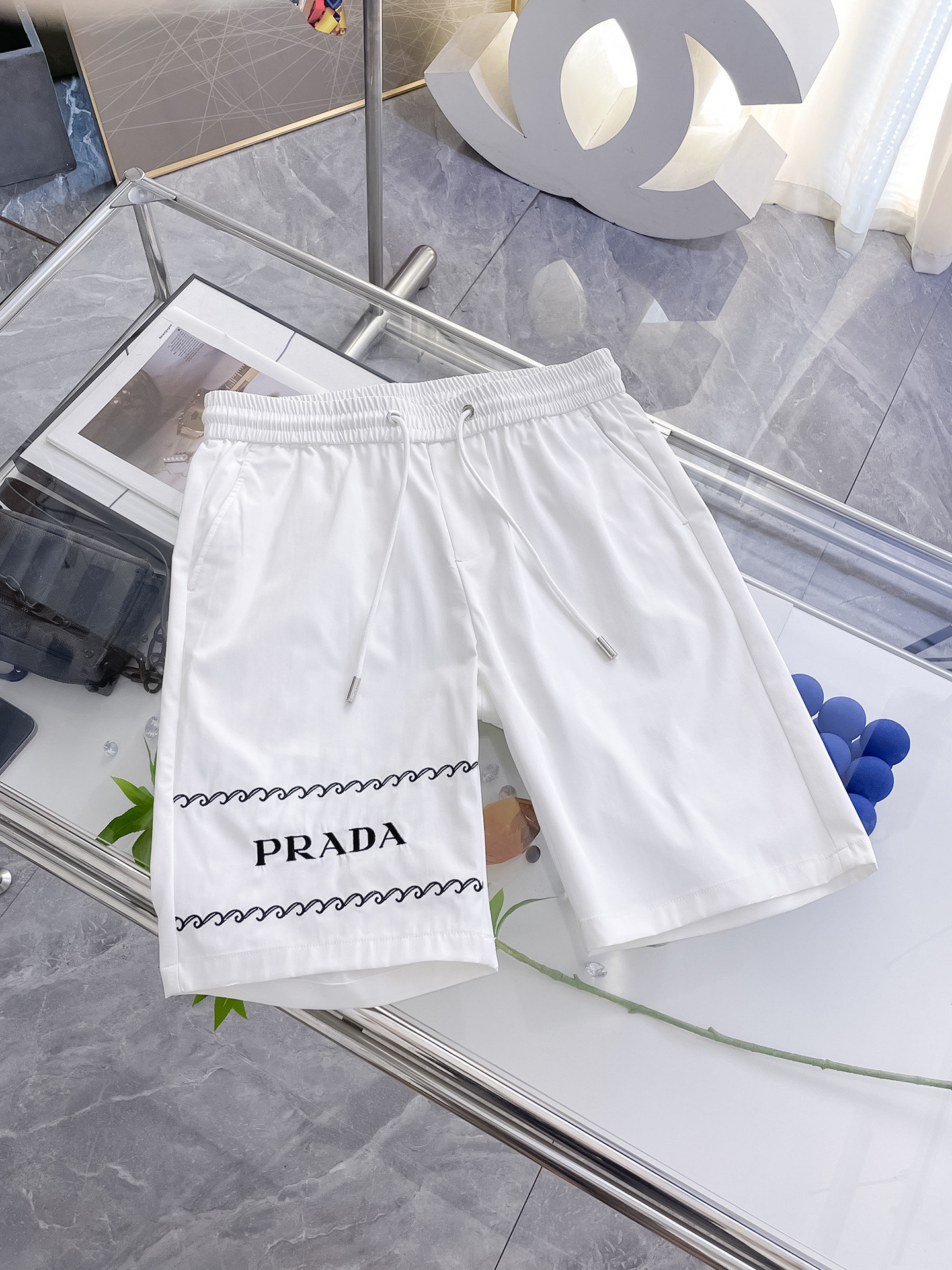 NO:510493,Prada 2025 summer new style original single counter casual shorts, luxury classic brand original LOGO accessories, hot-selling models for the counter, very comfortable to wear, low-key and luxurious, very classy when worn, no need to say much about the trouser style and cutting, the upper body is exquisite and vivid, high-end and top-quality materials, a truly palace-level casual pants, Turkish cotton quality, heavy washing makes the pants very soft!  Not picky about people, the upper body is absolutely stylish and extremely luxurious. Size M-3XL orders to report height and weight.,,prada, shorts,alexander wang19860909普拉达 2025夏季新款原单专柜休闲短裤,奢华经典品牌原版LOGO配饰 专柜热销款 身穿着非常舒适 低调不失奢华 穿出去非常有档次 裤型款式和裁剪亦无需多言 上身精致跃然高档一等一顶级质料 真正殿堂级的休闲裤 选用土耳其的棉花品质卓然,经过重水洗使得裤子很柔软！不挑人 上身绝对的有型 极度奢华. 尺码M-3XL下单报身高体重.,,prada,shorts,alexander wang,Men's clothing