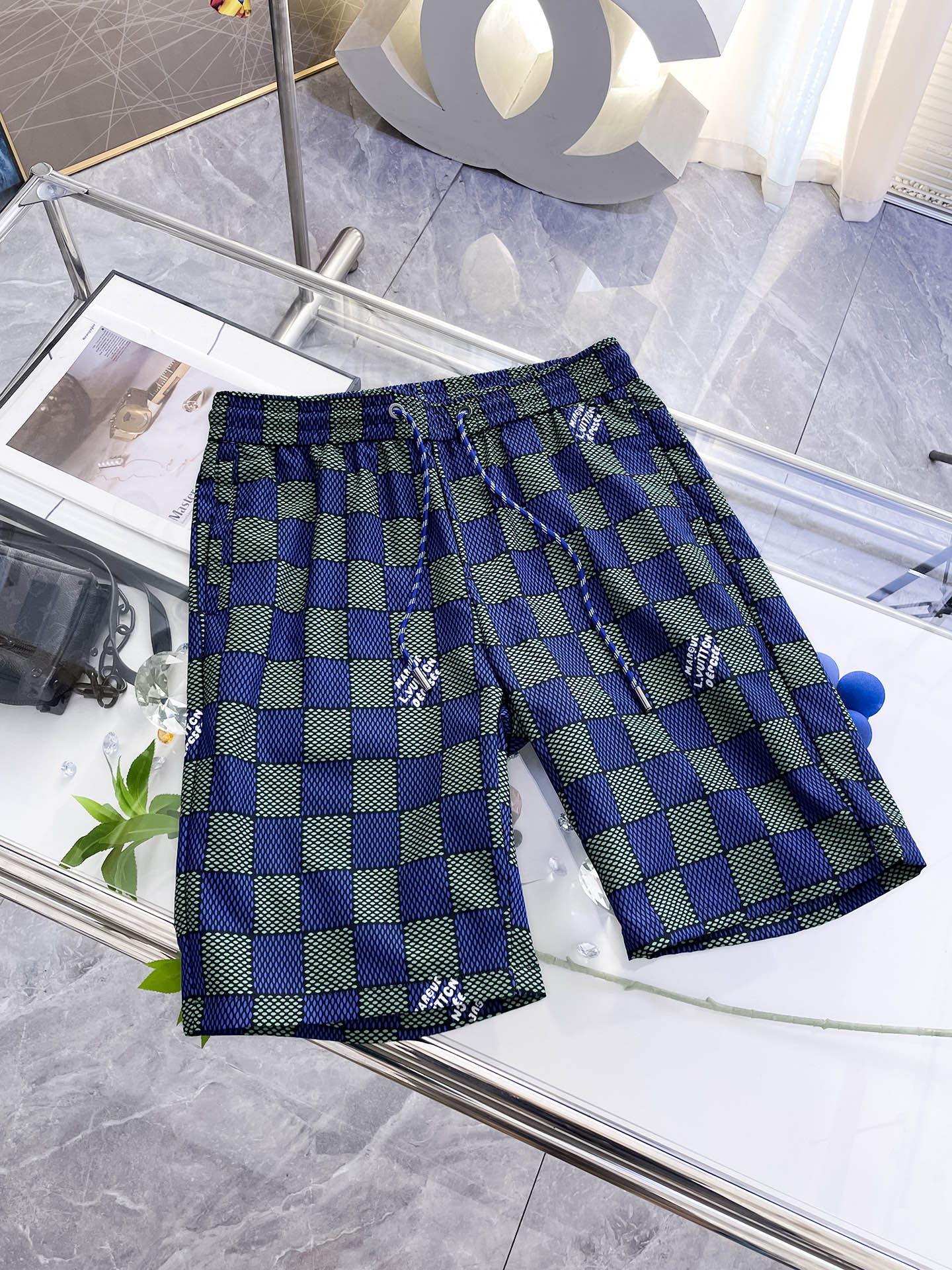 NO:510470,LV 2025 summer new style original single counter casual shorts, luxury classic brand original LOGO accessories, hot-selling models for the counter, very comfortable to wear, low-key and luxurious, very classy when worn, no need to say much about the pants style and cutting, the upper body is exquisite and vivid, high-end and top-quality materials, a truly palace-level casual pants, which are made of Turkish cotton, and are highly washed, making the pants very soft!  Not picky about people, the upper body is absolutely stylish and extremely luxurious. Size M-3XL orders to report height and weight.,,louis vuitton, shorts,alexander wang19860909LV 2025夏季新款原单专柜休闲短裤,奢华经典品牌原版LOGO配饰 专柜热销款 身穿着非常舒适 低调不失奢华 穿出去非常有档次 裤型款式和裁剪亦无需多言 上身精致跃然高档一等一顶级质料 真正殿堂级的休闲裤 选用土耳其的棉花品质卓然,经过重水洗使得裤子很柔软！不挑人 上身绝对的有型 极度奢华. 尺码M-3XL下单报身高体重.,,louis vuitton,shorts,alexander wang,Men's clothing