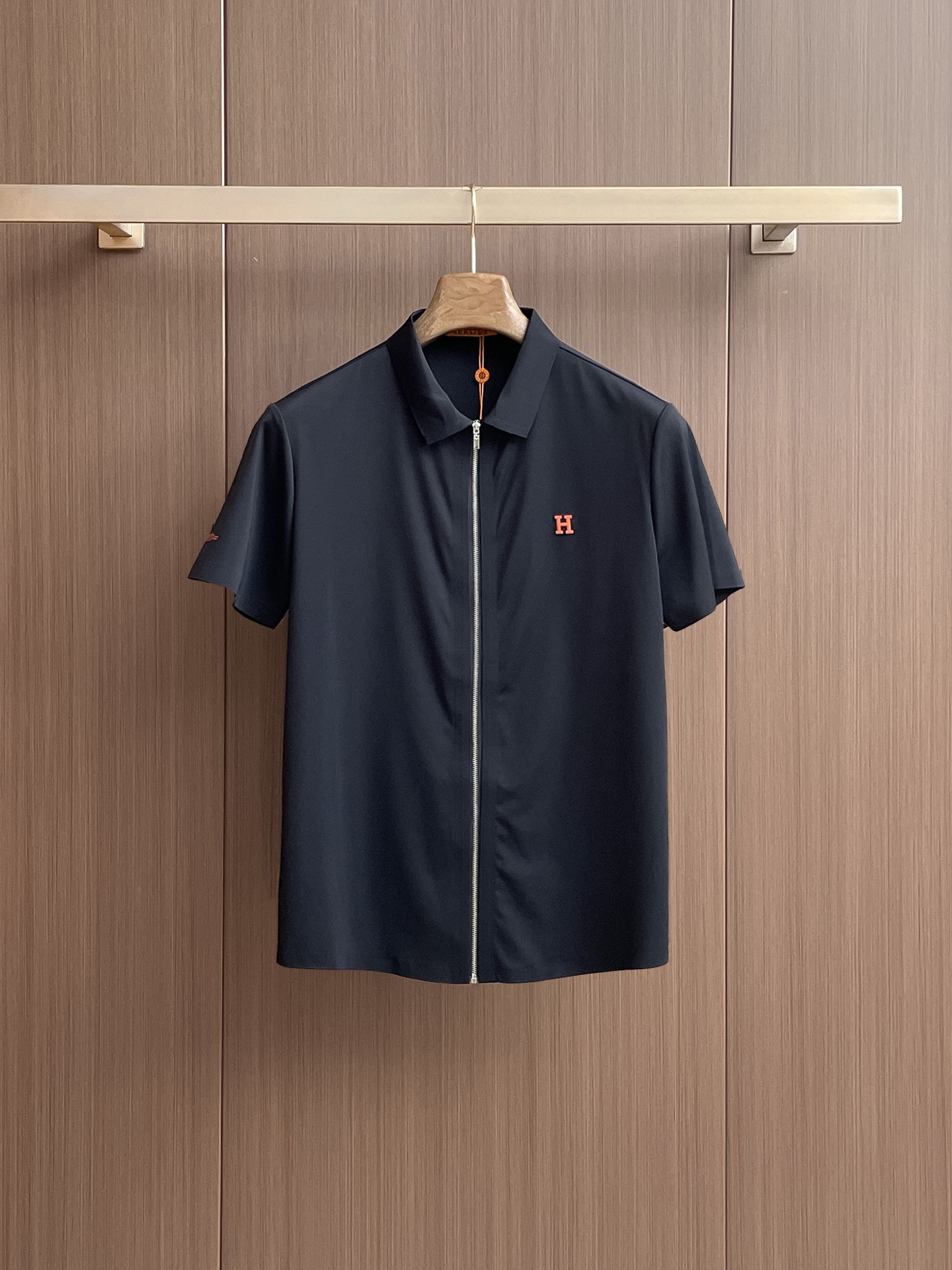 NO:429909,Hermes High-end Business White-collar workers are a must-have item for people in the unit!  Seal-free pressed glue ice silk casual business short-sleeved shirt, technological fabric, ice silk traceless, very good body feel, smooth feel and great texture!  Good elasticity, no sense of restraint, the fabric has its own breathable mesh, moisture absorption and sweating, quick drying and keeping it dry, small lapel placket-breasted design, showing a straight posture, not soft pedal, simple style, can be used for business and leisure, highly recommended!  High-elastic ice silk, the touch is as smooth as jade silk, clean and neat, and elegant and gentlemanly. The high-end materials are the key to the fabric, the quality control must be used. The feel is extremely delicate and smooth, the fabric has a good gloss and upper body skeleton feel, so we can greet mature and quality men's clothing!  Sweat in summer and dry in seconds, a brand new experience Business commuting and leisure M-4XL, hermes,shirts,T-shirt,alexander wang19860909爱马仕 高端商务 白领 单位人士必入单品！ 无痕压胶冰丝休闲商务短袖衬衫,科技面料,冰丝无痕,体感非常棒,手感顺滑质感很棒！弹性好,无任何束缚感,面料自带透气网孔,吸湿排汗,速干保持干爽,小翻领门襟排扣设计,展露挺拔姿态,不软踏,简约款式,商务休闲都可驾驭,强烈推荐！高弹冰丝,触感堪比玉蚕丝一样丝滑,干净利落,儒雅绅士风度.高级材质,重点就是面料上,品控的必上,手感极其细腻光滑,面料光泽感和上身骨架感好,打招成熟品质男装！夏天出汗秒干,全新体验 商务通勤休闲 M-4XL,,hermes,shirts,T-shirt,alexander wang,Men's clothing