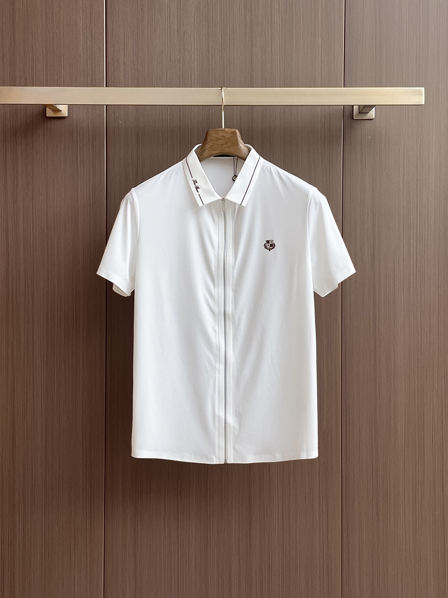 NO:429913,LP High-end Business White-collar workers are a must-have item for individuals in the unit!  Seal-free pressed glue ice silk casual business short-sleeved shirt, technological fabric, ice silk traceless, very good body feel, smooth feel and great texture!  Good elasticity, no sense of restraint, the fabric has its own breathable mesh, moisture absorption and sweating, quick drying and keeping it dry, small lapel placket-breasted design, showing a straight posture, not soft pedal, simple style, can be used for business and leisure, highly recommended!  High-elastic ice silk, the touch is as smooth as jade silk, clean and neat, and elegant and gentlemanly. The high-end materials are the key to the fabric, the quality control must be used. The feel is extremely delicate and smooth, the fabric has a good gloss and upper body skeleton feel, so we can greet mature and quality men's clothing!  Sweat in summer and dry in seconds, a brand new experience Business commuting and leisure M-4XL, loro piano,shirts,T-shirt,alexander wang19860909LP 高端商务 白领 单位人士必入单品！ 无痕压胶冰丝休闲商务短袖衬衫,科技面料,冰丝无痕,体感非常棒,手感顺滑质感很棒！弹性好,无任何束缚感,面料自带透气网孔,吸湿排汗,速干保持干爽,小翻领门襟排扣设计,展露挺拔姿态,不软踏,简约款式,商务休闲都可驾驭,强烈推荐！高弹冰丝,触感堪比玉蚕丝一样丝滑,干净利落,儒雅绅士风度.高级材质,重点就是面料上,品控的必上,手感极其细腻光滑,面料光泽感和上身骨架感好,打招成熟品质男装！夏天出汗秒干,全新体验 商务通勤休闲 M-4XL,,loro piana,shirts,T-shirt,alexander wang,Men's clothing
