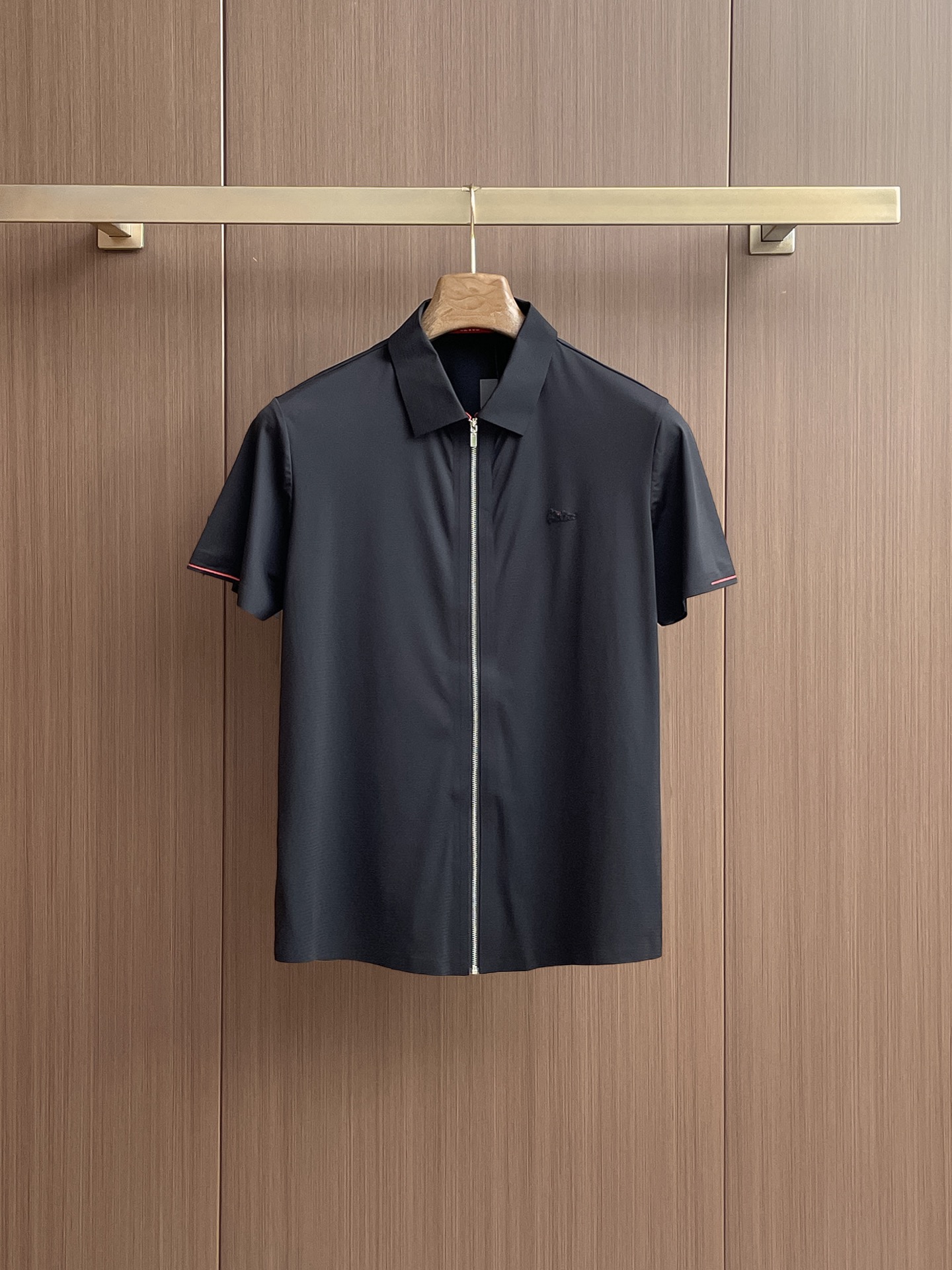 NO:429921,Kiton High-end Business White-collar workers are a must-have item for individuals in the unit!  Seal-free pressed glue ice silk casual business short-sleeved shirt, technological fabric, ice silk traceless, very good body feel, smooth feel and great texture!  Good elasticity, no sense of restraint, the fabric has its own breathable mesh, moisture absorption and sweating, quick drying and keeping it dry, small lapel placket-breasted design, showing a straight posture, not soft pedal, simple style, can be used for business and leisure, highly recommended!  High-elastic ice silk, the touch is as smooth as jade silk, clean and neat, and elegant and gentlemanly. The high-end materials are the key to the fabric, the quality control must be used. The feel is extremely delicate and smooth, the fabric has a good gloss and upper body skeleton feel, so we can greet mature and quality men's clothing!  Sweat in summer and dry instantly, a brand new experience Business commuting and leisure M-4XL, Shirts, T-shirt, alexander wang19860909Kiton 高端商务 白领 单位人士必入单品！ 无痕压胶冰丝休闲商务短袖衬衫,科技面料,冰丝无痕,体感非常棒,手感顺滑质感很棒！弹性好,无任何束缚感,面料自带透气网孔,吸湿排汗,速干保持干爽,小翻领门襟排扣设计,展露挺拔姿态,不软踏,简约款式,商务休闲都可驾驭,强烈推荐！高弹冰丝,触感堪比玉蚕丝一样丝滑,干净利落,儒雅绅士风度.高级材质,重点就是面料上,品控的必上,手感极其细腻光滑,面料光泽感和上身骨架感好,打招成熟品质男装！夏天出汗秒干,全新体验 商务通勤休闲 M-4XL,,shirts,T-shirt,alexander wang,Men's clothing