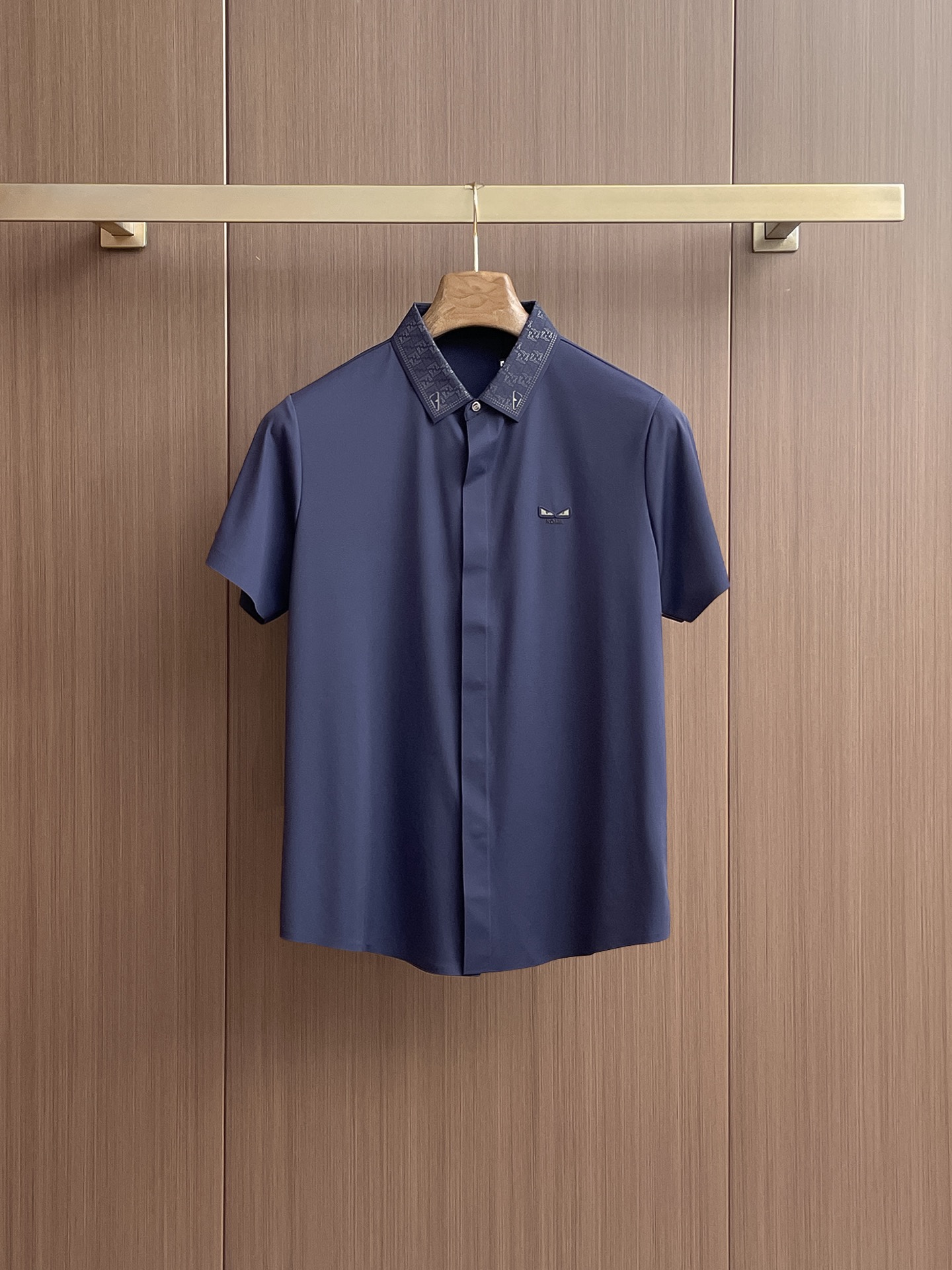 NO:429925,Fendi High-end Business White-collar workers are a must-have item for individuals in the unit!  Seal-free pressed glue ice silk casual business short-sleeved shirt, technological fabric, ice silk traceless, very good body feel, smooth feel and great texture!  Good elasticity, no sense of restraint, the fabric has its own breathable mesh, moisture absorption and sweating, quick drying and keeping it dry, small lapel placket-breasted design, showing a straight posture, not soft pedal, simple style, can be used for business and leisure, highly recommended!  High-elastic ice silk, the touch is as smooth as jade silk, clean and neat, and elegant and gentlemanly. The high-end materials are the key to the fabric, the quality control must be used. The feel is extremely delicate and smooth, the fabric has a good gloss and upper body skeleton feel, so we can greet mature and quality men's clothing!  Sweat in summer and dry in seconds, a brand new experience Business commuting and leisure M-4XL, fendi,shirts,T-shirt,alexander wang19860909芬迪 高端商务 白领 单位人士必入单品！ 无痕压胶冰丝休闲商务短袖衬衫,科技面料,冰丝无痕,体感非常棒,手感顺滑质感很棒！弹性好,无任何束缚感,面料自带透气网孔,吸湿排汗,速干保持干爽,小翻领门襟排扣设计,展露挺拔姿态,不软踏,简约款式,商务休闲都可驾驭,强烈推荐！高弹冰丝,触感堪比玉蚕丝一样丝滑,干净利落,儒雅绅士风度.高级材质,重点就是面料上,品控的必上,手感极其细腻光滑,面料光泽感和上身骨架感好,打招成熟品质男装！夏天出汗秒干,全新体验 商务通勤休闲 M-4XL,,fendi,shirts,T-shirt,alexander wang,Men's clothing