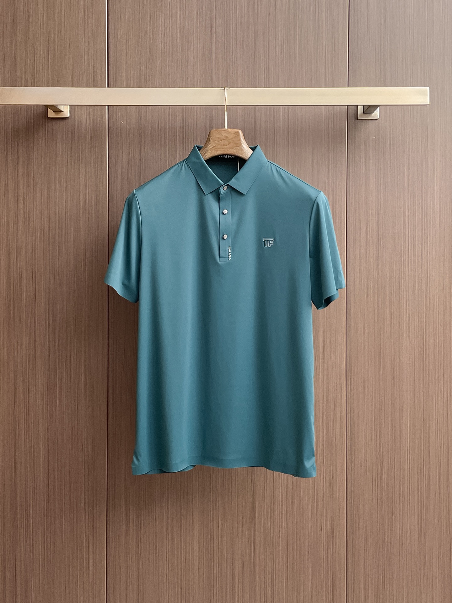 NO:429929,Tom Ford High-end Business White-collar workers are a must-have item for individuals in the unit!  Seizure-free pressed gel ice silk casual business short-sleeved Polo, technology fabric, ice silk traceless, very good body feel, smooth feel and great texture!  Good elasticity, no sense of restraint, the fabric has its own breathable mesh, moisture absorption and sweating, quick drying and keeping it dry, small lapel placket-breasted design, showing a straight posture, not soft pedal, simple style, can be used for business and leisure, highly recommended!  High-elastic ice silk, the touch is as smooth as jade silk, clean and neat, and elegant and gentlemanly. The high-end materials are the key to the fabric, the quality control must be used. The feel is extremely delicate and smooth, the fabric has a good gloss and upper body skeleton feel, so we can greet mature and quality men's clothing!  Sweat in summer and dry instantly, a brand new experience Business commuting and leisure M-4XL, T-shirt, alexander wang19860909汤姆福特 高端商务 白领 单位人士必入单品！ 无痕压胶冰丝休闲商务短袖Polo,科技面料,冰丝无痕,体感非常棒,手感顺滑质感很棒！弹性好,无任何束缚感,面料自带透气网孔,吸湿排汗,速干保持干爽,小翻领门襟排扣设计,展露挺拔姿态,不软踏,简约款式,商务休闲都可驾驭,强烈推荐！高弹冰丝,触感堪比玉蚕丝一样丝滑,干净利落,儒雅绅士风度.高级材质,重点就是面料上,品控的必上,手感极其细腻光滑,面料光泽感和上身骨架感好,打招成熟品质男装！夏天出汗秒干,全新体验 商务通勤休闲 M-4XL,,T-shirt,alexander wang,Men's clothing