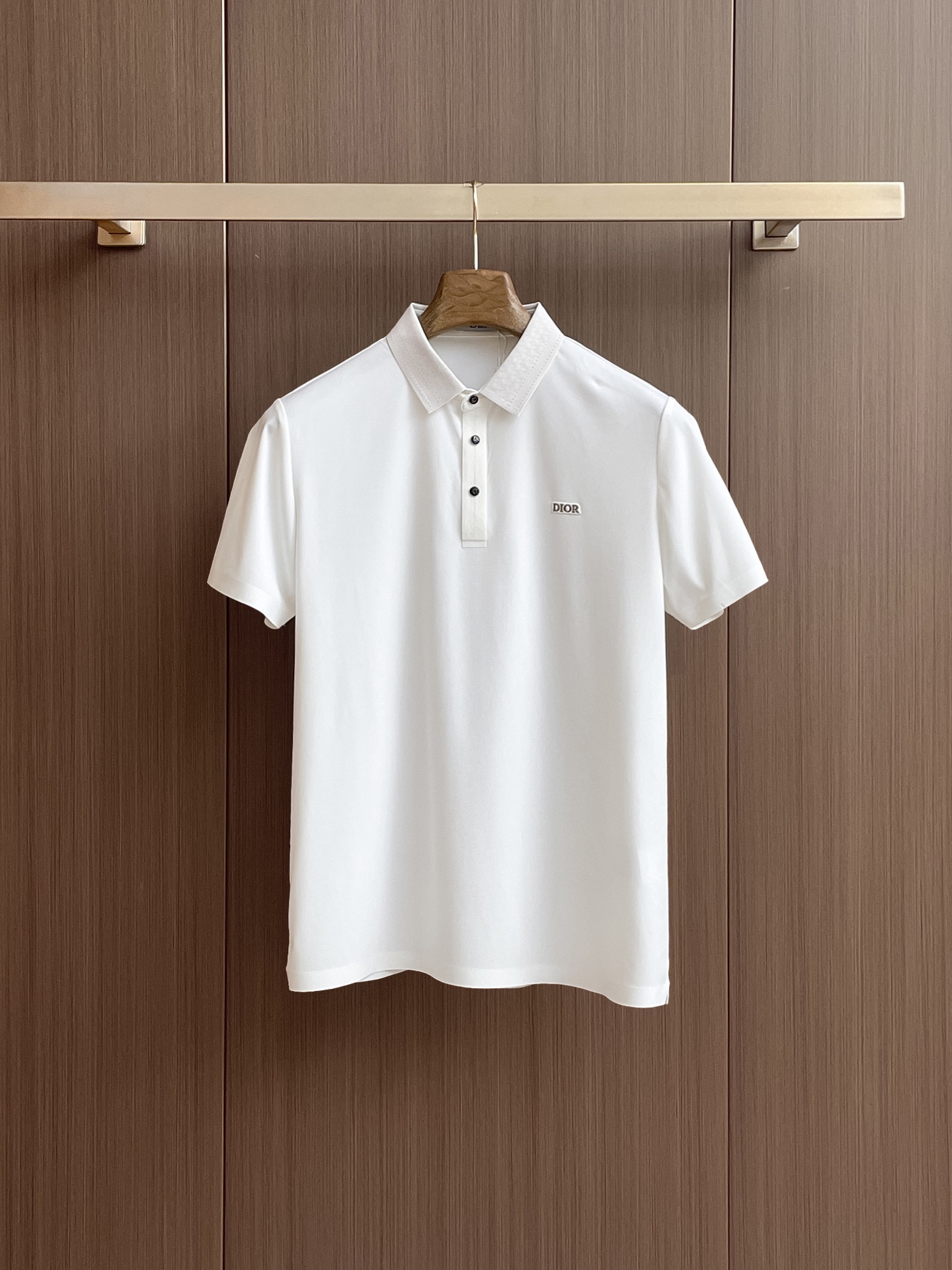 NO:429910,Dior High-end Business White-collar workers are a must-have item for individuals in the unit!  Seizure-free pressed gel ice silk casual business short-sleeved Polo, technology fabric, ice silk traceless, very good body feel, smooth feel and great texture!  Good elasticity, no sense of restraint, the fabric has its own breathable mesh, moisture absorption and sweating, quick drying and keeping it dry, small lapel placket-breasted design, showing a straight posture, not soft pedal, simple style, can be used for business and leisure, highly recommended!  High-elastic ice silk, the touch is as smooth as jade silk, clean and neat, and elegant and gentlemanly. The high-end materials are the key to the fabric, the quality control must be used. The feel is extremely delicate and smooth, the fabric has a good gloss and upper body skeleton feel, so we can greet mature and quality men's clothing!  Sweat in summer and dry in seconds, a brand new experience Business commuting and leisure M-4XL, dior, T-shirt, alexander wang19860909迪奥 高端商务 白领 单位人士必入单品！ 无痕压胶冰丝休闲商务短袖Polo,科技面料,冰丝无痕,体感非常棒,手感顺滑质感很棒！弹性好,无任何束缚感,面料自带透气网孔,吸湿排汗,速干保持干爽,小翻领门襟排扣设计,展露挺拔姿态,不软踏,简约款式,商务休闲都可驾驭,强烈推荐！高弹冰丝,触感堪比玉蚕丝一样丝滑,干净利落,儒雅绅士风度.高级材质,重点就是面料上,品控的必上,手感极其细腻光滑,面料光泽感和上身骨架感好,打招成熟品质男装！夏天出汗秒干,全新体验 商务通勤休闲 M-4XL,,dior,T-shirt,alexander wang,Men's clothing