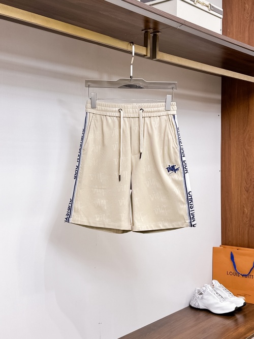 Dior Short Décontracté avec Logo, Collection Printemps/Été 2025 1 Dior Short Décontracté avec Logo, Collection Printemps/Été 2025