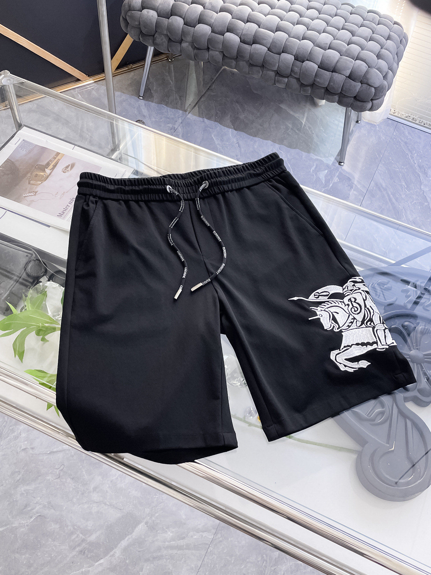 NO:510485,Burberry 2025 summer new style original single counter casual shorts, luxury classic brand original LOGO accessories, hot-selling models for the counter, very comfortable to wear, low-key and luxurious, very classy when worn, no need to say much about the pants style and cutting, the upper body is exquisite and vivid, high-end and top-quality materials, a truly palace-level casual pants, Turkish cotton quality, heavy washing makes the pants very soft!  Not picky about people, the upper body is absolutely stylish and extremely luxurious. Size M-3XL orders to report height and weight., burberry, shorts, alexander wang19860909巴宝莉 2025夏季新款原单专柜休闲短裤,奢华经典品牌原版LOGO配饰 专柜热销款 身穿着非常舒适 低调不失奢华 穿出去非常有档次 裤型款式和裁剪亦无需多言 上身精致跃然高档一等一顶级质料 真正殿堂级的休闲裤 选用土耳其的棉花品质卓然,经过重水洗使得裤子很柔软！不挑人 上身绝对的有型 极度奢华. 尺码M-3XL下单报身高体重.,,burberry,shorts,alexander wang,Men's clothing