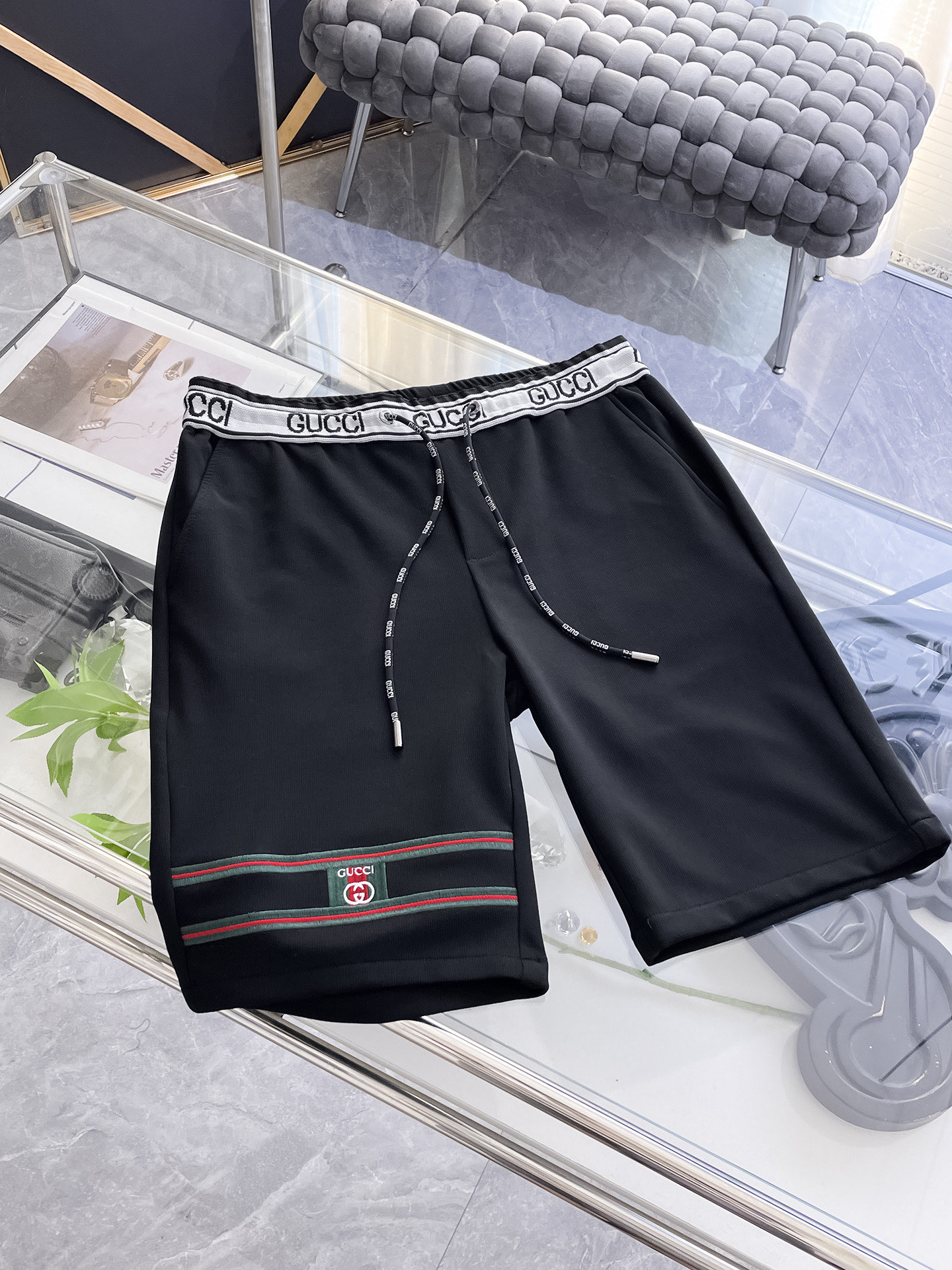 NO:510486,Guqi 2025 summer new style original single counter casual shorts, luxury classic brand original LOGO accessories, hot-selling models for the counter, very comfortable to wear, low-key and luxurious, very classy when worn, no need to say much about the pants style and cutting, the upper body is exquisite and vivid, high-end and top-quality materials, truly palace-level casual pants, Turkish cotton quality, heavy washing makes the pants very soft!  Not picky about people, the upper body is absolutely stylish and extremely luxurious. Size M-3XL orders to report height and weight., shorts, alexander wang19860909古奇 2025夏季新款原单专柜休闲短裤,奢华经典品牌原版LOGO配饰 专柜热销款 身穿着非常舒适 低调不失奢华 穿出去非常有档次 裤型款式和裁剪亦无需多言 上身精致跃然高档一等一顶级质料 真正殿堂级的休闲裤 选用土耳其的棉花品质卓然,经过重水洗使得裤子很柔软！不挑人 上身绝对的有型 极度奢华. 尺码M-3XL下单报身高体重.,,shorts,alexander wang,Men's clothing