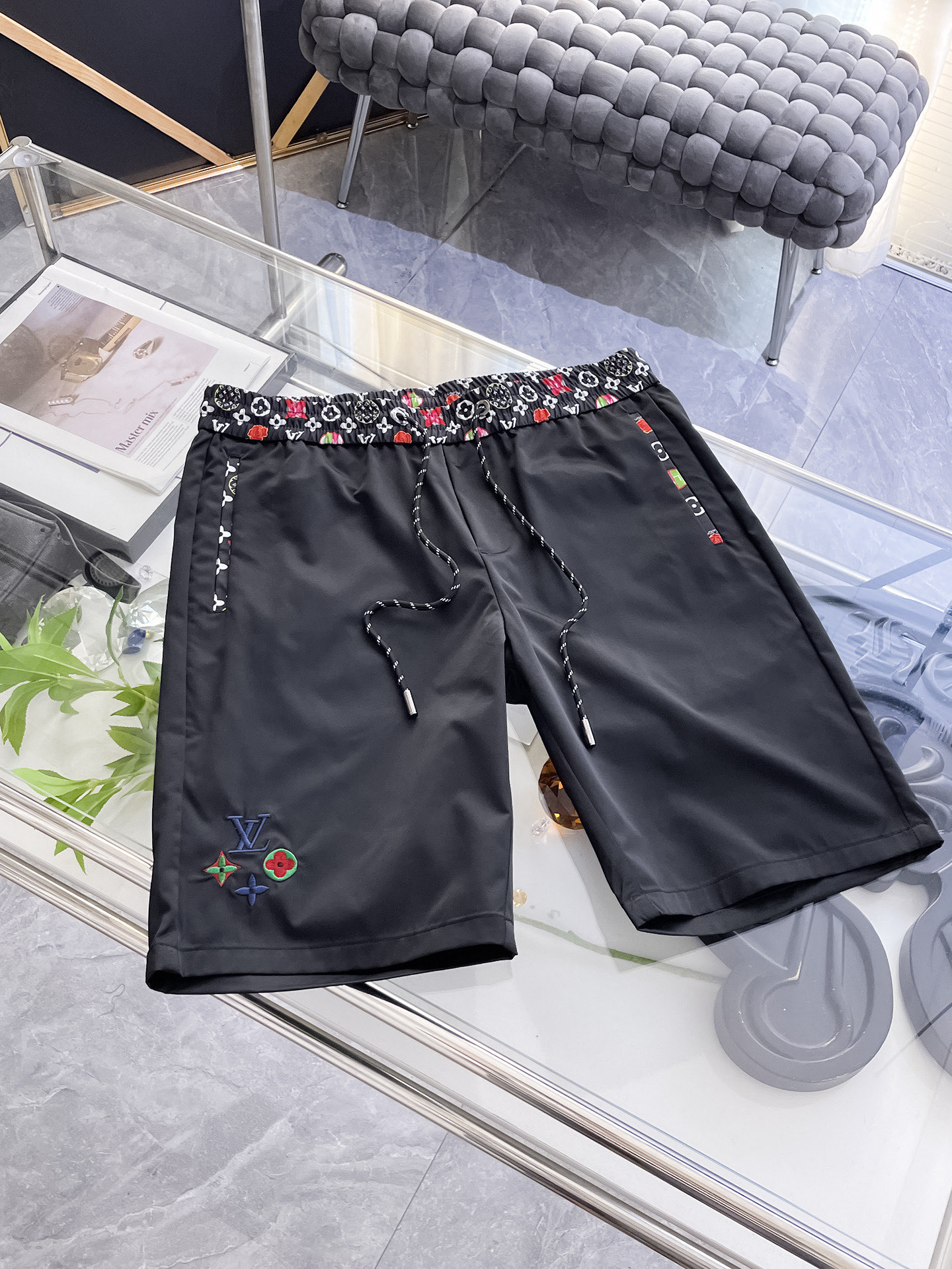 NO:510494,LV 2025 summer new style original single counter casual shorts, luxury classic brand original LOGO accessories, hot-selling models for the counter, very comfortable to wear, low-key and luxurious, very classy when worn, no need to say much about the pants style and cutting, the upper body is exquisite and vivid, high-end and top-quality materials, a truly palace-level casual pants, which are made of Turkish cotton, and are highly washed, making the pants very soft!  Not picky about people, the upper body is absolutely stylish and extremely luxurious. Size M-3XL orders to report height and weight.,,louis vuitton, shorts,alexander wang19860909LV 2025夏季新款原单专柜休闲短裤,奢华经典品牌原版LOGO配饰 专柜热销款 身穿着非常舒适 低调不失奢华 穿出去非常有档次 裤型款式和裁剪亦无需多言 上身精致跃然高档一等一顶级质料 真正殿堂级的休闲裤 选用土耳其的棉花品质卓然,经过重水洗使得裤子很柔软！不挑人 上身绝对的有型 极度奢华. 尺码M-3XL下单报身高体重.,,louis vuitton,shorts,alexander wang,Men's clothing