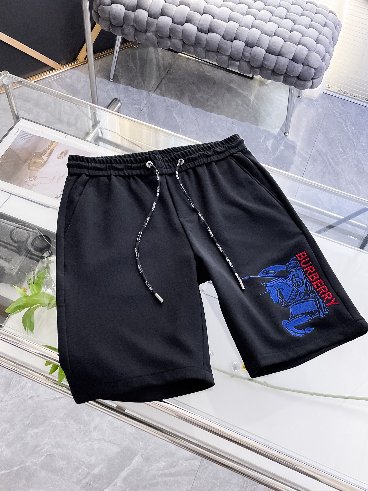 NO:510482,Burberry 2025 summer new style original single counter casual shorts, luxury classic brand original LOGO accessories, hot-selling models for the counter, very comfortable to wear, low-key and luxurious, very classy when worn, no need to say much about the pants style and cutting, the upper body is exquisite and vivid, high-end and top-quality materials, a truly palace-level casual pants, Turkish cotton quality, heavy washing makes the pants very soft!  Not picky about people, the upper body is absolutely stylish and extremely luxurious. Size M-3XL orders to report height and weight., burberry, shorts, alexander wang19860909巴宝莉 2025夏季新款原单专柜休闲短裤,奢华经典品牌原版LOGO配饰 专柜热销款 身穿着非常舒适 低调不失奢华 穿出去非常有档次 裤型款式和裁剪亦无需多言 上身精致跃然高档一等一顶级质料 真正殿堂级的休闲裤 选用土耳其的棉花品质卓然,经过重水洗使得裤子很柔软！不挑人 上身绝对的有型 极度奢华. 尺码M-3XL下单报身高体重.,,burberry,shorts,alexander wang,Men's clothing