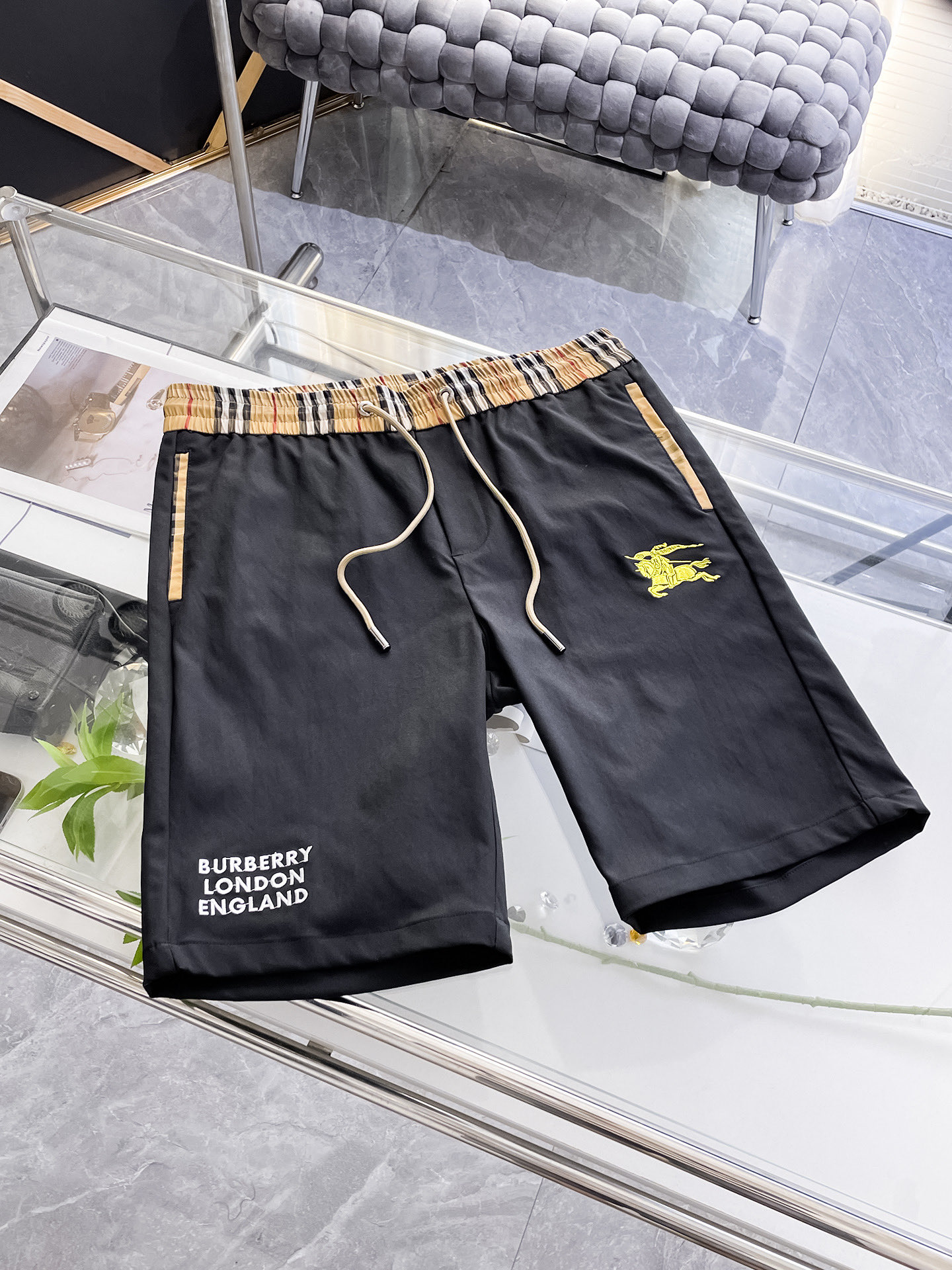 NO:510472,Burberry 2025 summer new style original single counter casual shorts, luxury classic brand original LOGO accessories, hot-selling models for the counter, very comfortable to wear, low-key and luxurious, very classy when worn, no need to say much about the pants style and cutting, the upper body is exquisite and vivid, high-end and top-quality materials, a truly palace-level casual pants, Turkish cotton quality, heavy washing makes the pants very soft!  Not picky about people, the upper body is absolutely stylish and extremely luxurious. Size M-3XL orders to report height and weight., burberry, shorts, alexander wang19860909巴宝莉 2025夏季新款原单专柜休闲短裤,奢华经典品牌原版LOGO配饰 专柜热销款 身穿着非常舒适 低调不失奢华 穿出去非常有档次 裤型款式和裁剪亦无需多言 上身精致跃然高档一等一顶级质料 真正殿堂级的休闲裤 选用土耳其的棉花品质卓然,经过重水洗使得裤子很柔软！不挑人 上身绝对的有型 极度奢华. 尺码M-3XL下单报身高体重.,,burberry,shorts,alexander wang,Men's clothing