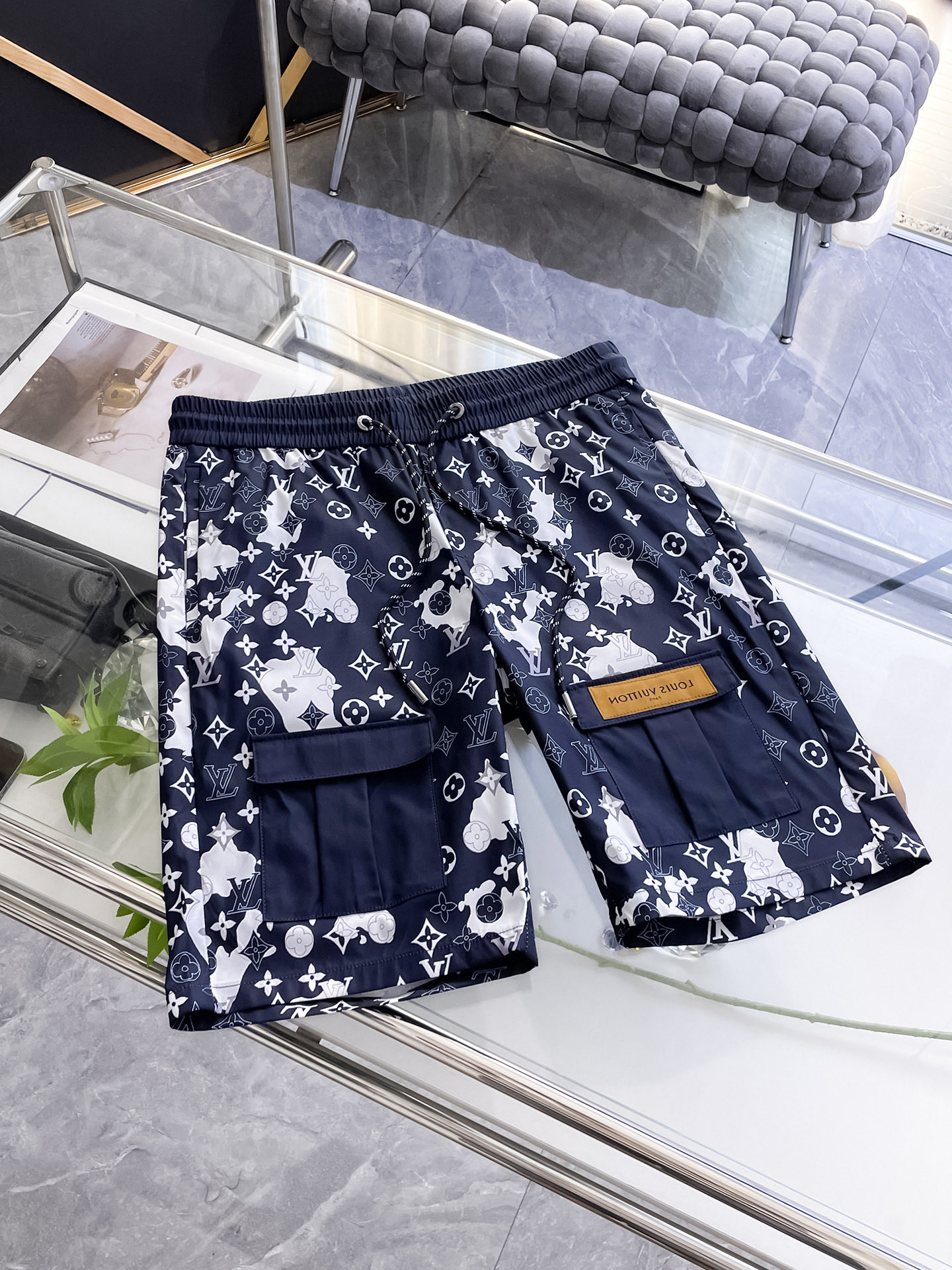 NO:510480,LV 2025 summer new style original single counter casual shorts, luxury classic brand original LOGO accessories, hot-selling models for the counter, very comfortable to wear, low-key and luxurious, very classy when worn, no need to say much about the pants style and cutting, the upper body is exquisite and vivid, high-end and top-quality materials, a truly palace-level casual pants, which are made of Turkish cotton, and are highly washed, making the pants very soft!  Not picky about people, the upper body is absolutely stylish and extremely luxurious. Size M-3XL orders to report height and weight.,,louis vuitton, shorts,alexander wang19860909LV 2025夏季新款原单专柜休闲短裤,奢华经典品牌原版LOGO配饰 专柜热销款 身穿着非常舒适 低调不失奢华 穿出去非常有档次 裤型款式和裁剪亦无需多言 上身精致跃然高档一等一顶级质料 真正殿堂级的休闲裤 选用土耳其的棉花品质卓然,经过重水洗使得裤子很柔软！不挑人 上身绝对的有型 极度奢华. 尺码M-3XL下单报身高体重.,,louis vuitton,shorts,alexander wang,Men's clothing