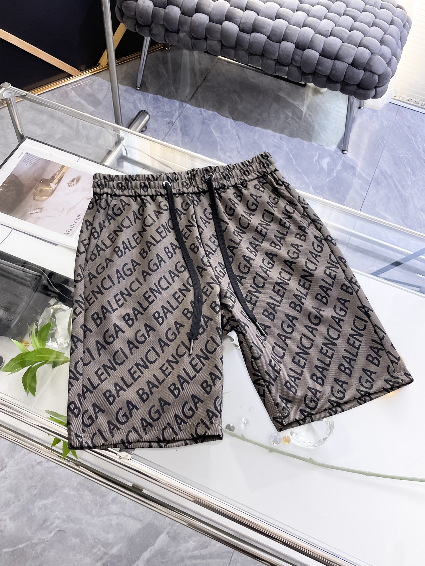 NO:510474,Balenciaga 2025 summer new style original single counter casual shorts, luxury classic brand original LOGO accessories, hot-selling models for the counter, very comfortable to wear, low-key and luxurious, very classy when worn, no need to say much about the pants style and cutting, the upper body is exquisite and vivid, high-end and top-quality materials, a truly palace-level casual pants, which are made of Turkish cotton, and are highly washed, making the pants very soft!  Not picky about people, the upper body is absolutely stylish and extremely luxurious. Size M-3XL orders to report height and weight.,,balenciaga, shorts,alexander wang19860909巴黎世家 2025夏季新款原单专柜休闲短裤,奢华经典品牌原版LOGO配饰 专柜热销款 身穿着非常舒适 低调不失奢华 穿出去非常有档次 裤型款式和裁剪亦无需多言 上身精致跃然高档一等一顶级质料 真正殿堂级的休闲裤 选用土耳其的棉花品质卓然,经过重水洗使得裤子很柔软！不挑人 上身绝对的有型 极度奢华. 尺码M-3XL下单报身高体重.,,balenciaga,shorts,alexander wang,Men's clothing