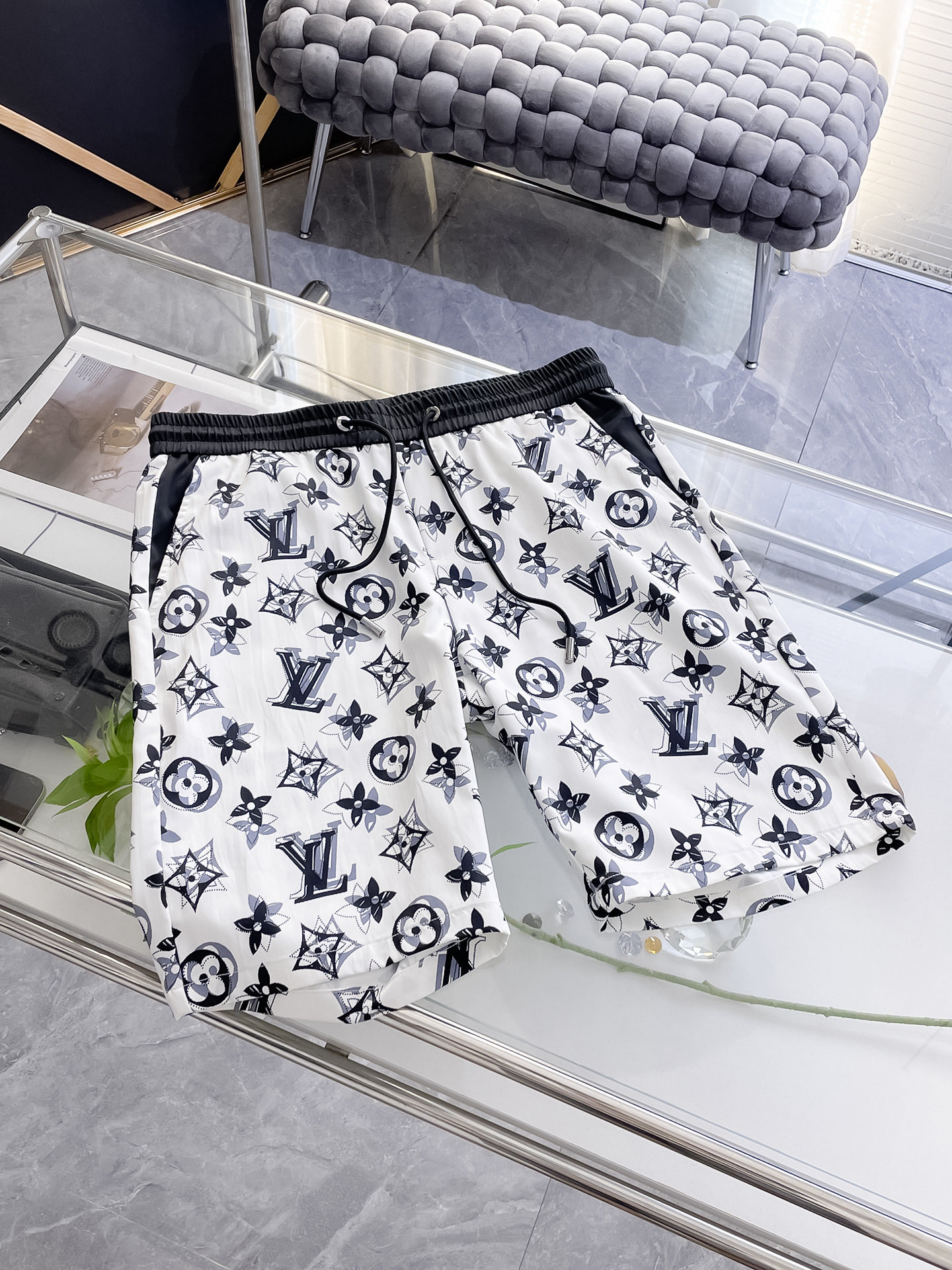 NO:510476,LV 2025 summer new style original single counter casual shorts, luxury classic brand original LOGO accessories, hot-selling models for the counter, very comfortable to wear, low-key and luxurious, very classy when worn, no need to say much about the pants style and cutting, the upper body is exquisite and vivid, high-end and top-quality materials, a truly palace-level casual pants, which are made of Turkish cotton, and are highly washed, making the pants very soft!  Not picky about people, the upper body is absolutely stylish and extremely luxurious. Size M-3XL orders to report height and weight.,,louis vuitton, shorts,alexander wang19860909LV 2025夏季新款原单专柜休闲短裤,奢华经典品牌原版LOGO配饰 专柜热销款 身穿着非常舒适 低调不失奢华 穿出去非常有档次 裤型款式和裁剪亦无需多言 上身精致跃然高档一等一顶级质料 真正殿堂级的休闲裤 选用土耳其的棉花品质卓然,经过重水洗使得裤子很柔软！不挑人 上身绝对的有型 极度奢华. 尺码M-3XL下单报身高体重.,,louis vuitton,shorts,alexander wang,Men's clothing