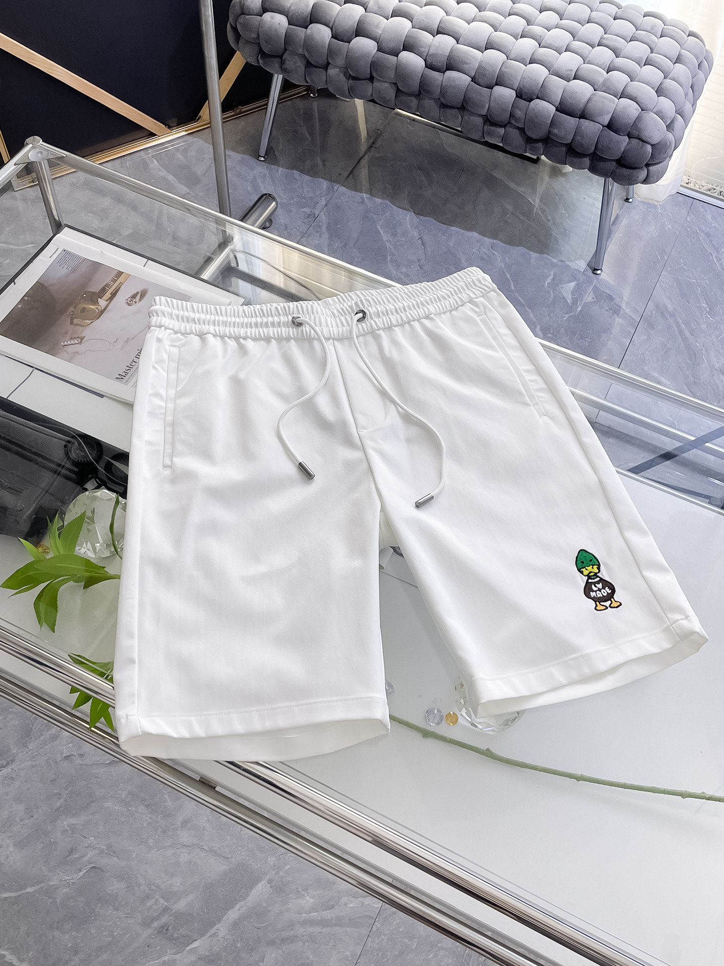 NO:510484,LV 2025 summer new style original single counter casual shorts, luxury classic brand original LOGO accessories, hot-selling models for the counter, very comfortable to wear, low-key and luxurious, very classy when worn, no need to say much about the pants style and cutting, the upper body is exquisite and vivid, high-end and top-quality materials, a truly palace-level casual pants, which are made of Turkish cotton, and are highly washed, making the pants very soft!  Not picky about people, the upper body is absolutely stylish and extremely luxurious. Size M-3XL orders to report height and weight.,,louis vuitton, shorts,alexander wang19860909LV 2025夏季新款原单专柜休闲短裤,奢华经典品牌原版LOGO配饰 专柜热销款 身穿着非常舒适 低调不失奢华 穿出去非常有档次 裤型款式和裁剪亦无需多言 上身精致跃然高档一等一顶级质料 真正殿堂级的休闲裤 选用土耳其的棉花品质卓然,经过重水洗使得裤子很柔软！不挑人 上身绝对的有型 极度奢华. 尺码M-3XL下单报身高体重.,,louis vuitton,shorts,alexander wang,Men's clothing